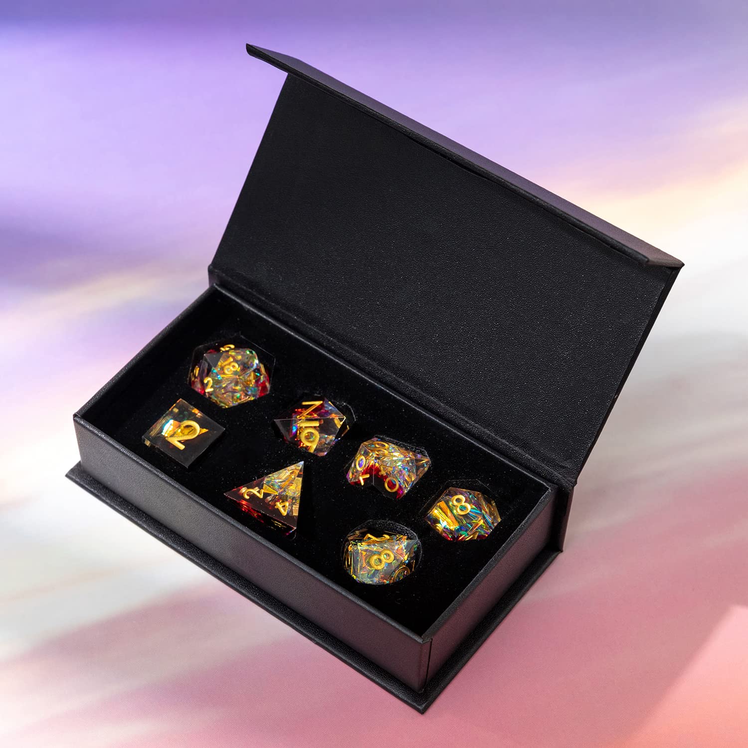 Sharp Edge DND - Juego de Dados Hechos a Mano con 7 Accesorios para Juegos TTRPG de Calabozos y Dragones, Juego de rol de Resina poliédrico de Borde Afilado, Juegos de rol Shadowrun Pathfinder MTG