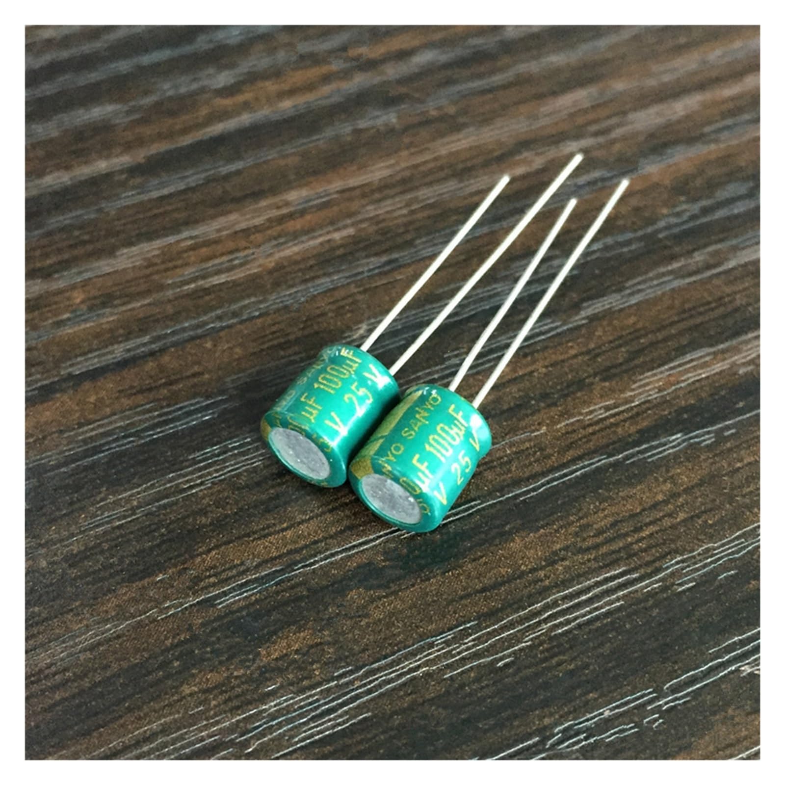 Condensateurs électrolytiques 100uF 25V radiaux miniatures 6.3x7mm en aluminium