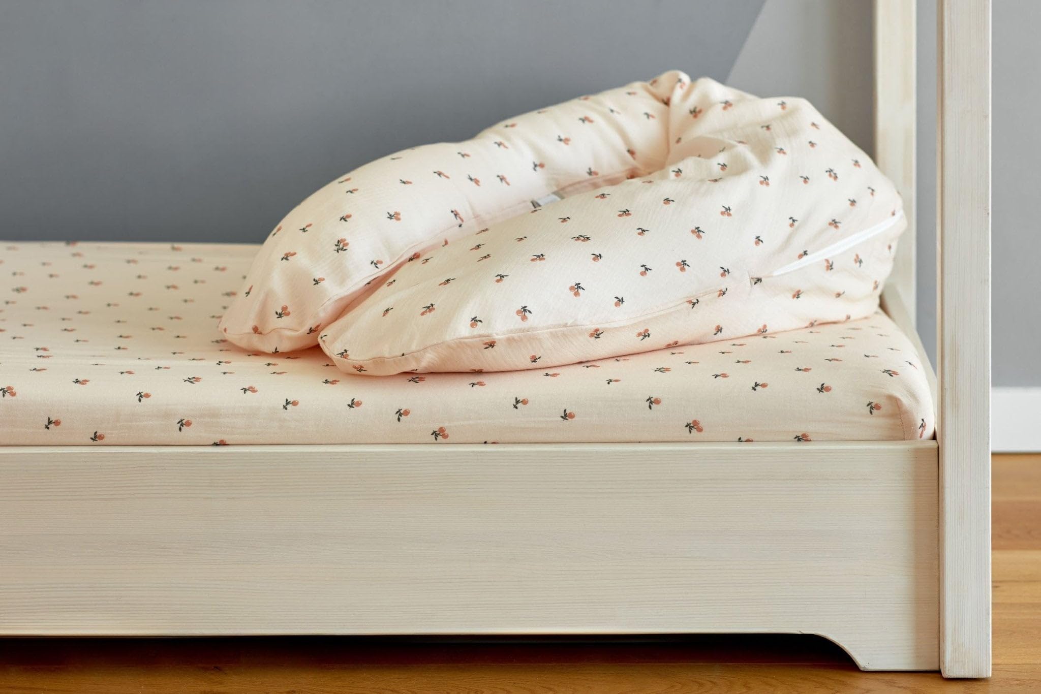 KraftKids Stillkissen XXL für Schwangerschaft, Stillen, Schlafen und Lesen, Außenbezug Musselin Kirschen aus 100% Baumwolle, 190 cm 50 L, waschbar, handgefertigt EU