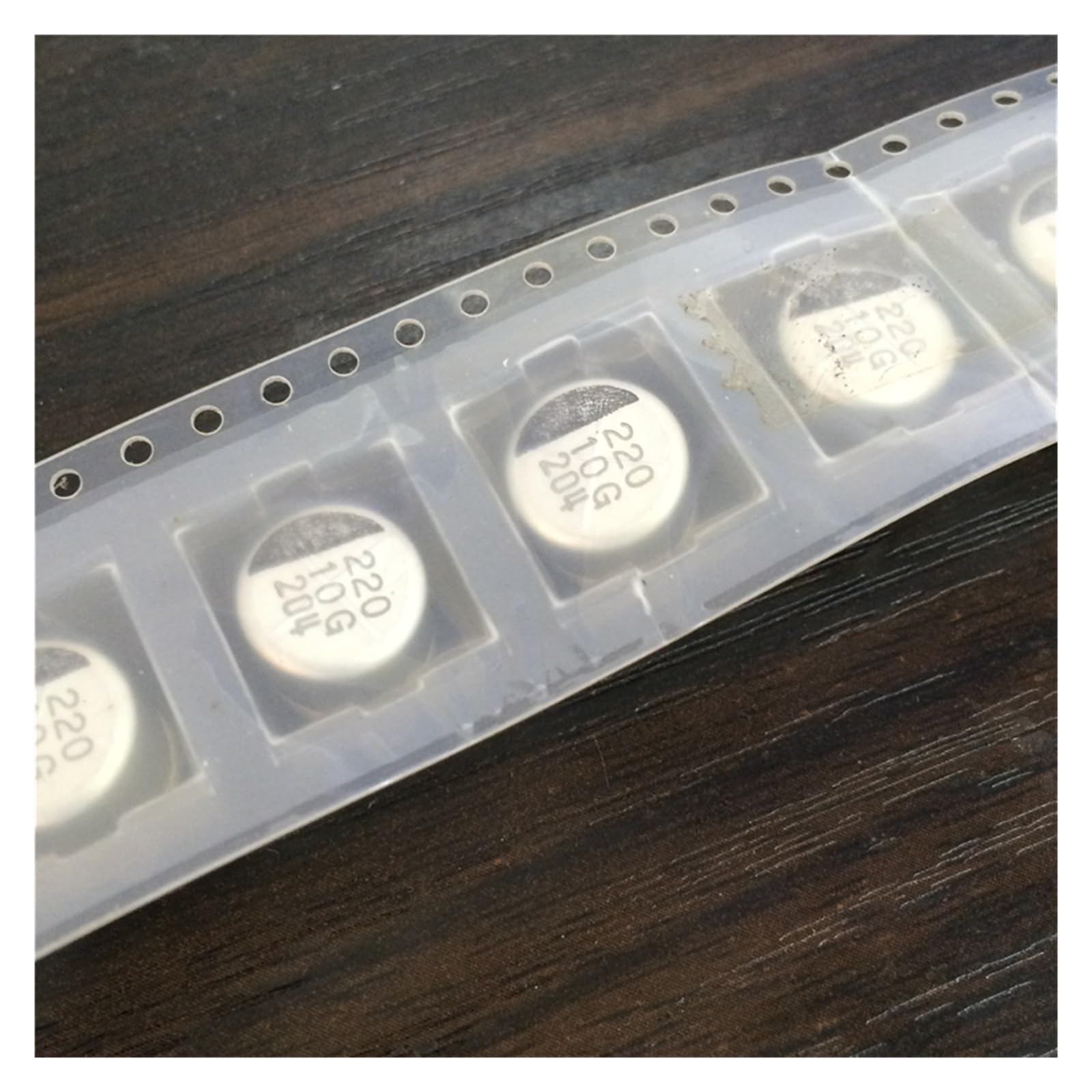 Condensateur 220uF 10V en aluminium CMS 10x10mm pour réparation circuit électronique