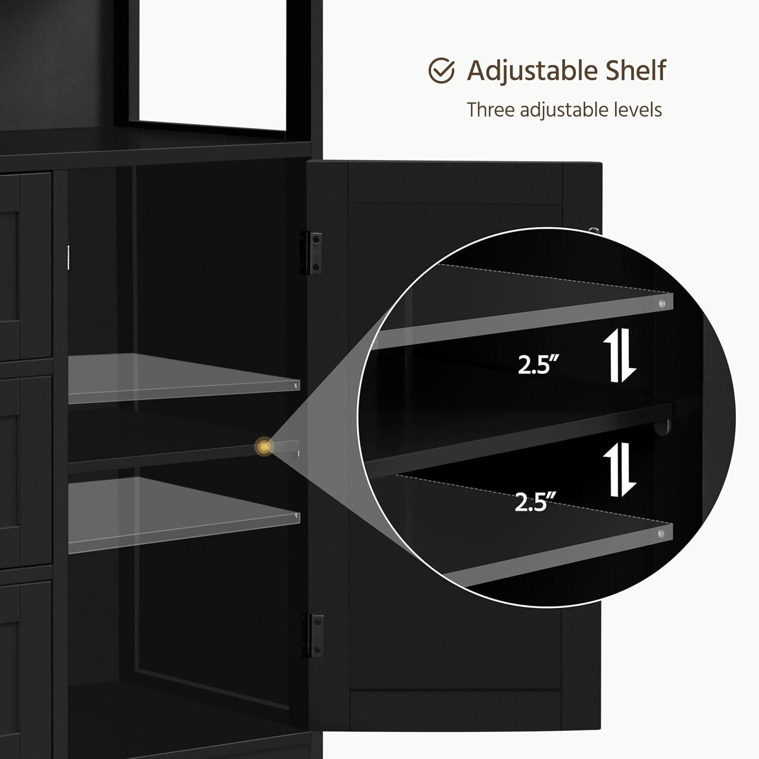 Primo piano del ripiano regolabile all'interno del mobile, che mostra tre possibili impostazioni di altezza con frecce che indicano la regolazione.