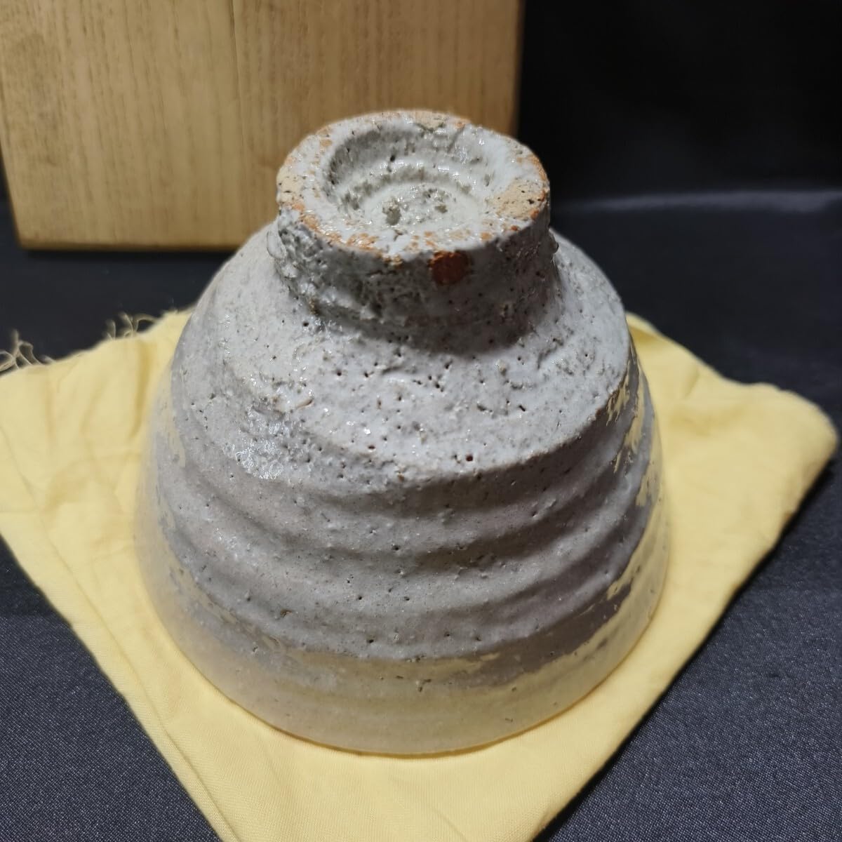 茶道具 萩焼茶碗 鉄灰釉 井戸茶碗 萩窯 玉俤山 野坂江月堂 野坂康起 桐箱 茶道具 萩焼茶碗 鉄灰釉 井戸茶碗 萩窯 玉俤山 野坂江月堂 野坂