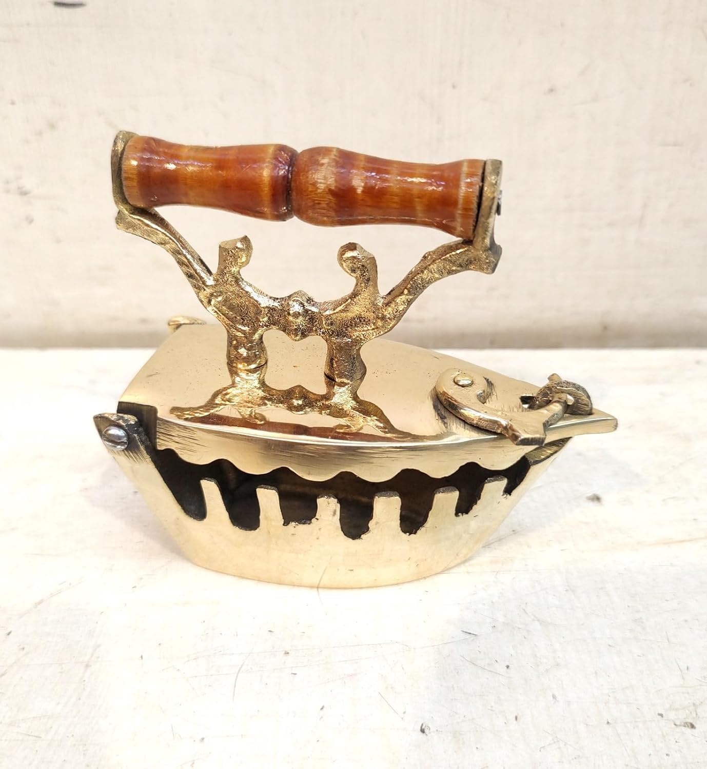 Ferro da stiro in ottone pesante con manico in legno, decorazione vintage antica