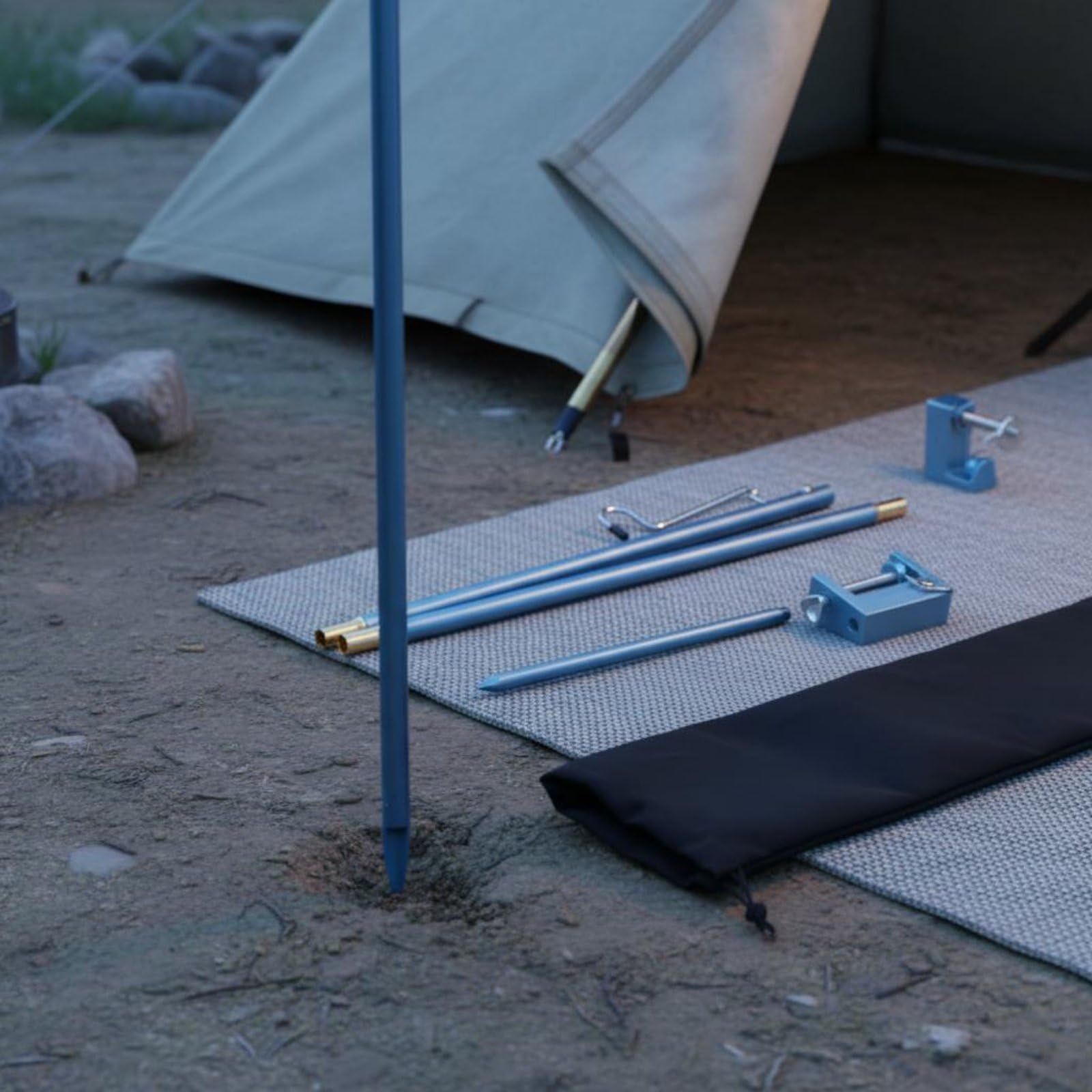 Supporto Lampada Esterno Palo Luce Campo Campeggio Alluminio Accessorio Portatile Pieghevole Regolabile con Ganci Adatto per Campeggio Picnic Viaggi Escursioni Pesca , Blu , Doppio Gancio