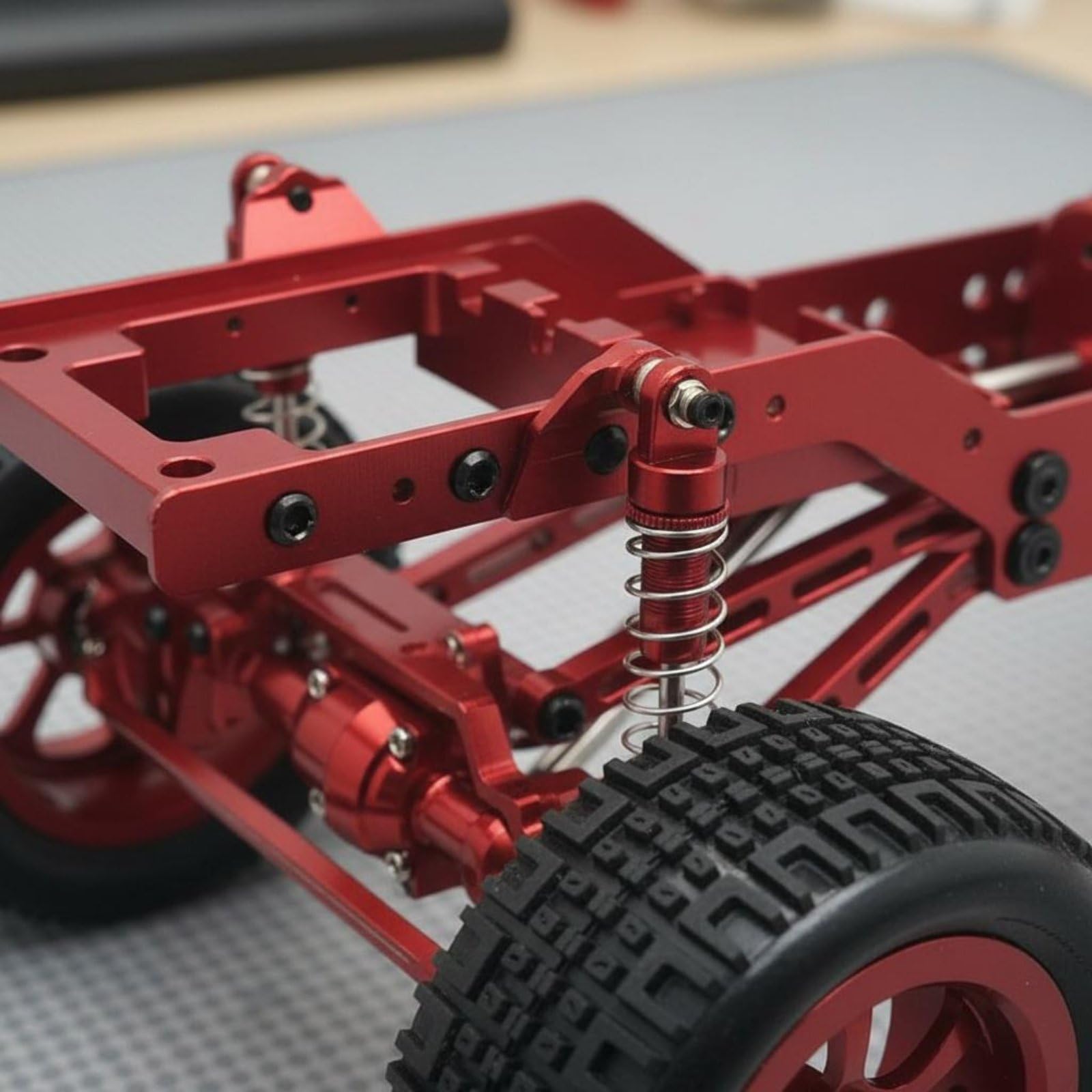 Telaio Elettrico Auto RC Kit Telaio Alluminio Ruote Assemblate Rialzati Ingranaggi Ferro Sospensioni Adatto per Modellismo Appassionato Hobby Personalizzato Percorsi Impegnativi, Argento