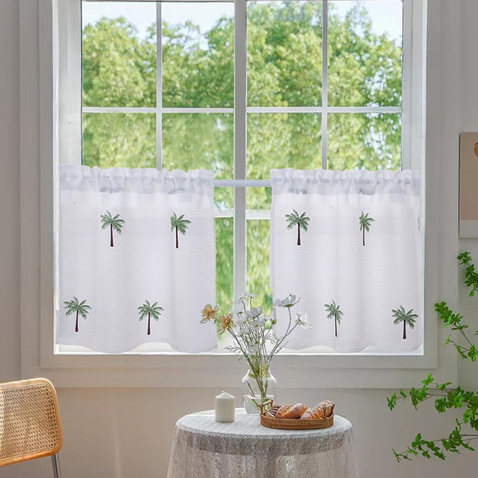 Visillo de cocina de gasa traslúcida que filtra la luz suavemente en salón y ventanas