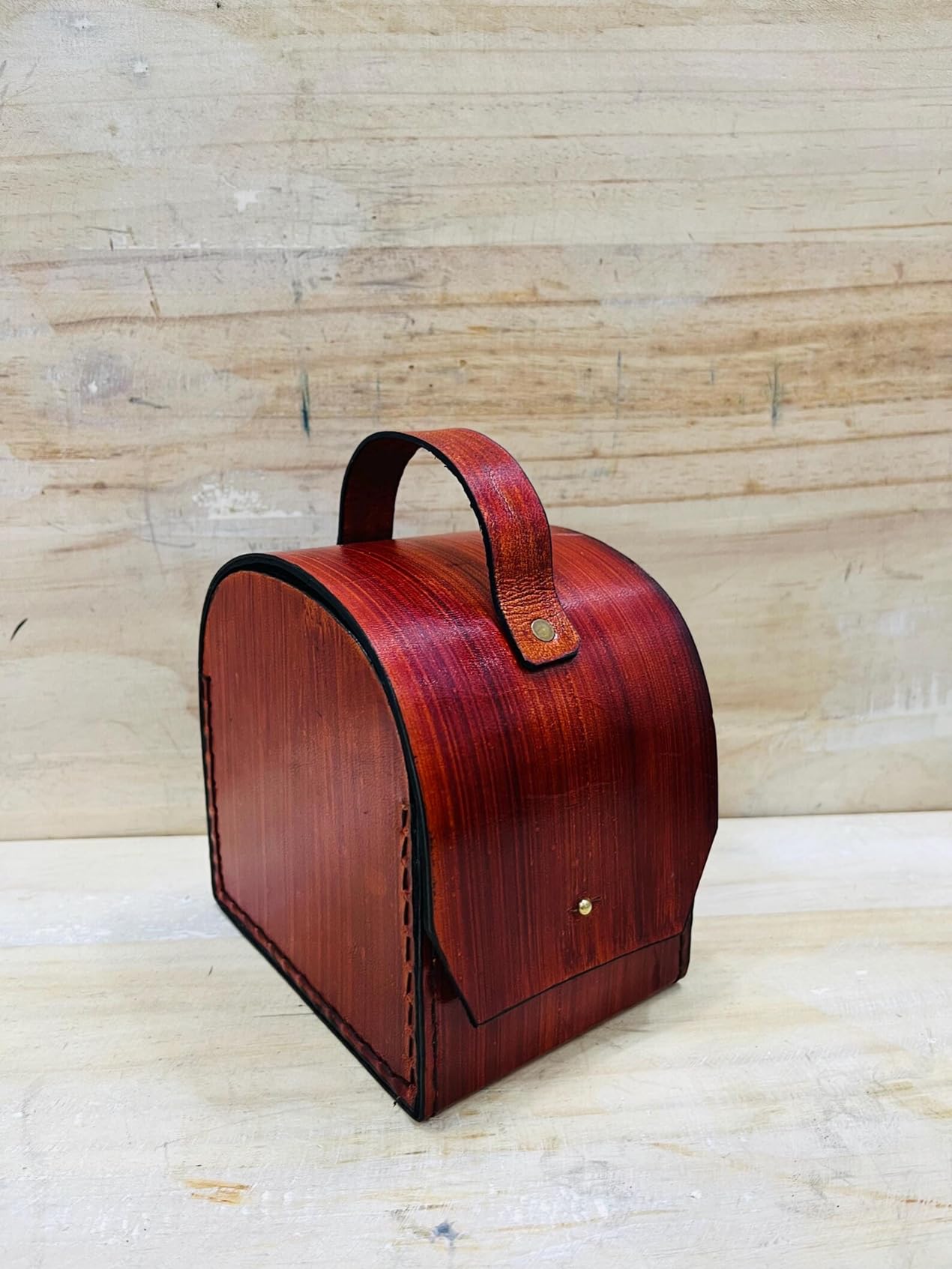 Mosiężny zegar biurkowy w stylu vintage z drewnianym stojakiem i skórzanym etui, 10,5 x 14,3 x 9,8 cm, antyczne wykończenie
