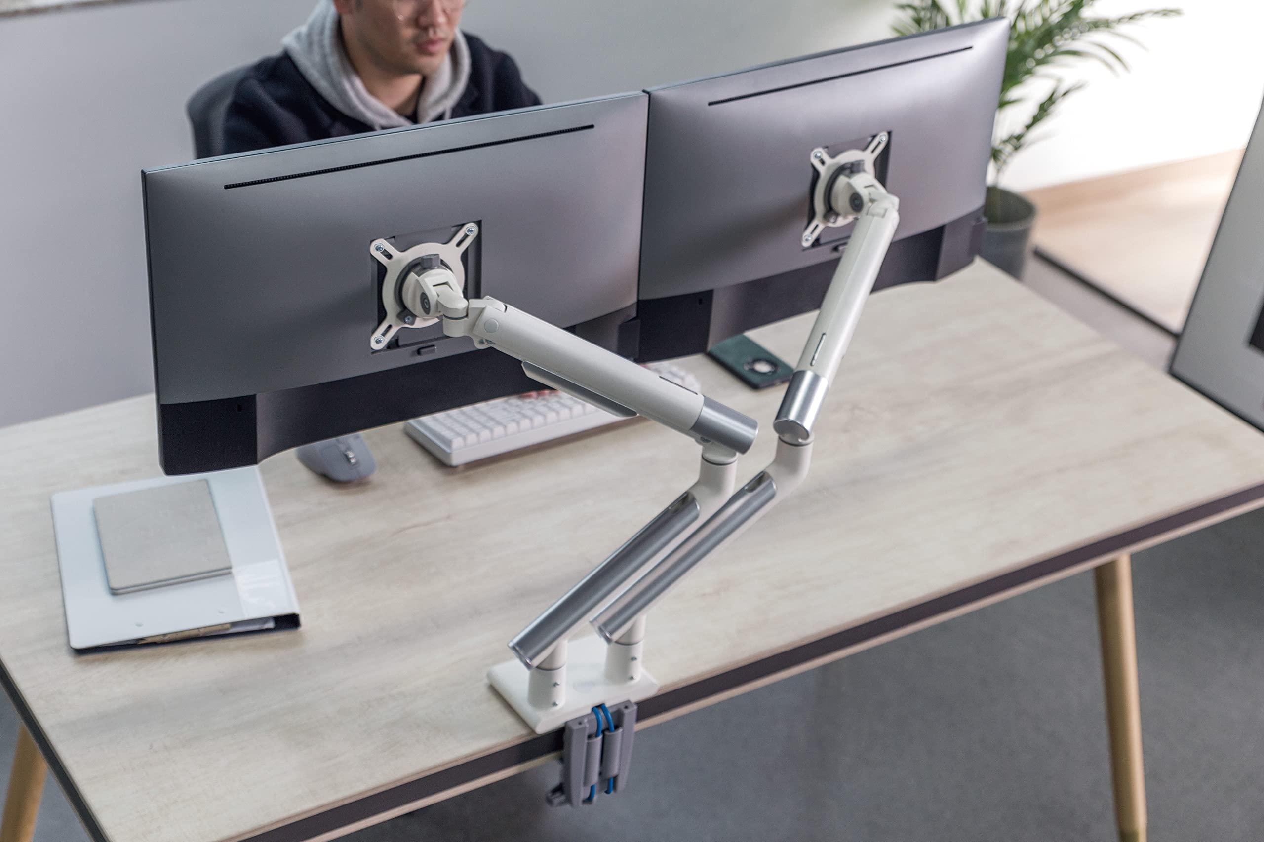POUT E12 - Supporto per doppio monitor da scrivania, regolabile con movimento completo, inclinazione, rotazione, capacità 1,8-9,1 kg, 75 x 75 mm, 100 x 100 mm, display VESA da 17"-32" ciascuno, si