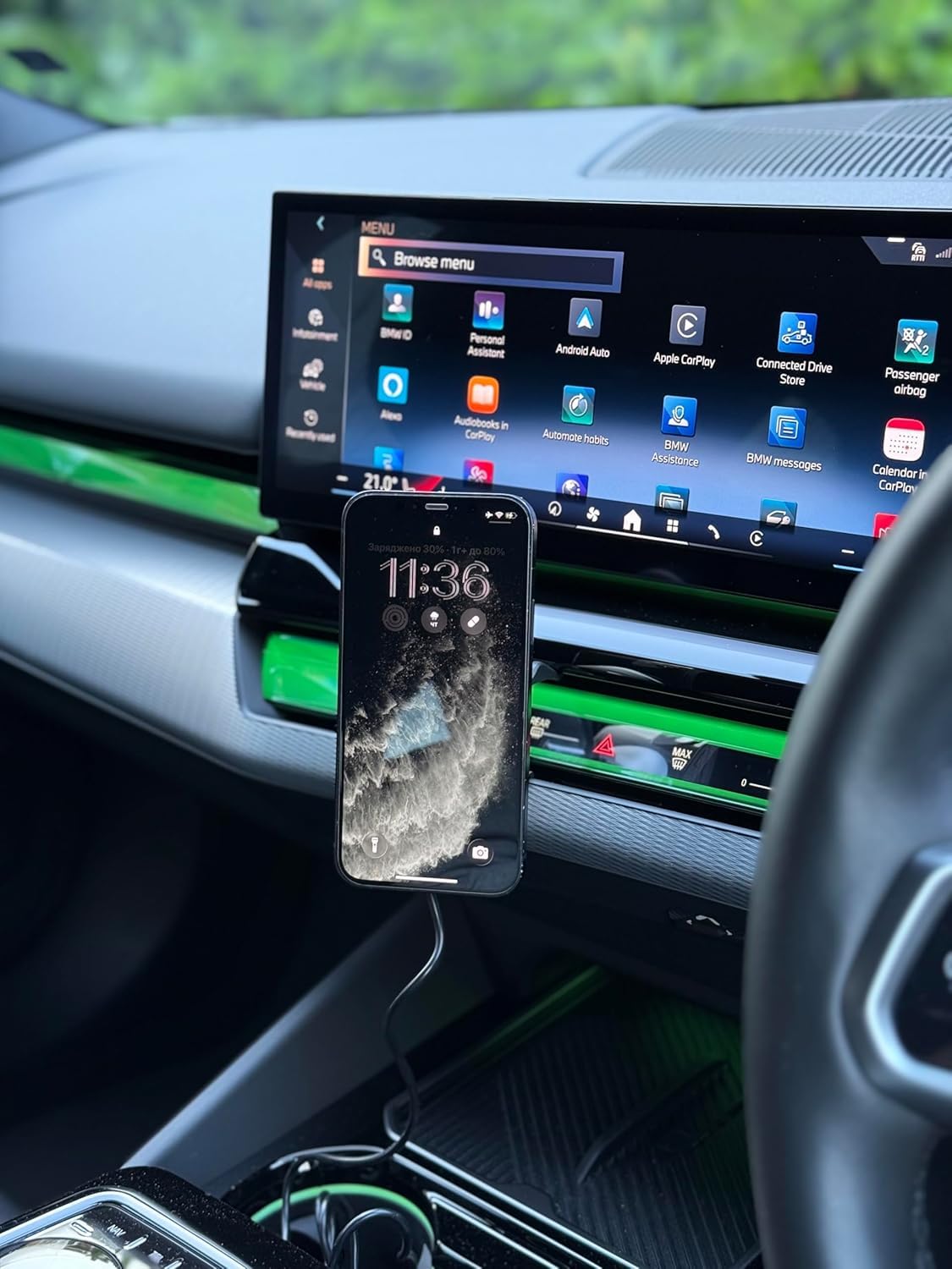 Kompatibel mit BMW Magnetisches kabelloses Handy-Ladegerät Hellgrün | Pro Travel Comfort System | Kompatibel mit BMW 5er i5 M5 G60 G61 G90 G91 2024-2026 | Comfort Wireless Phone Holder