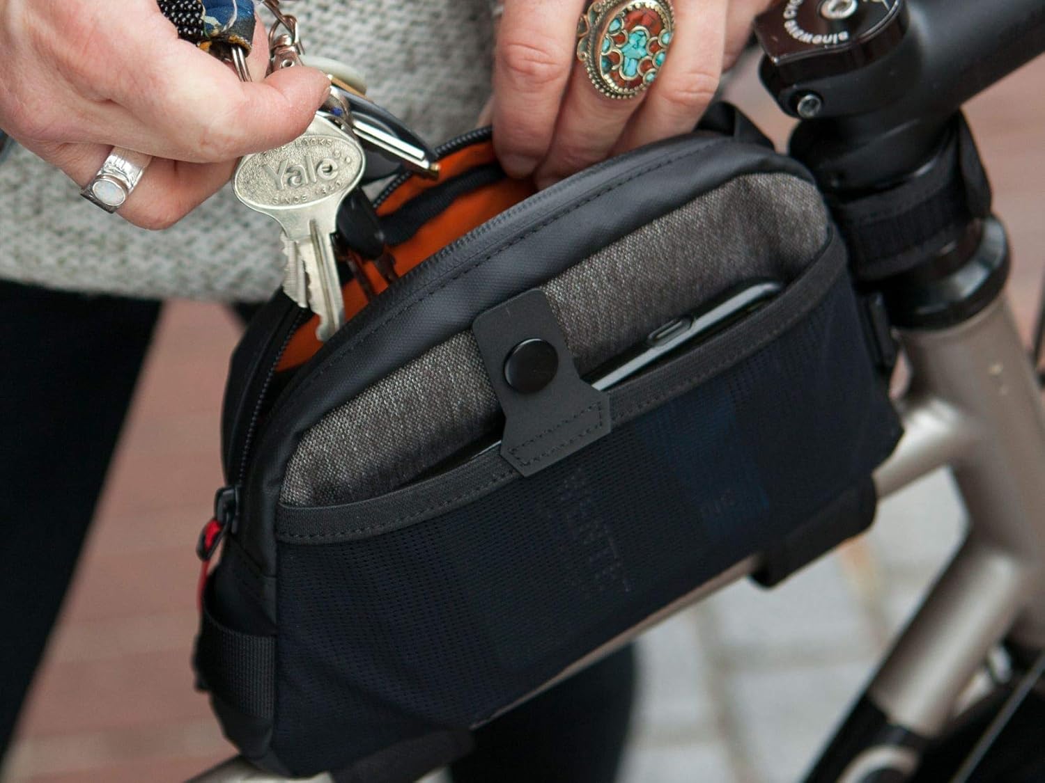 Two Wheel Gear - Commute Top Tube Frame Bag (1 L) - Water Resistant Gas Tank Style Bike Bag with Waterproof Zippers, Perfect for Mountain Biking, Commuting, and Touring : Sports & Outdoors