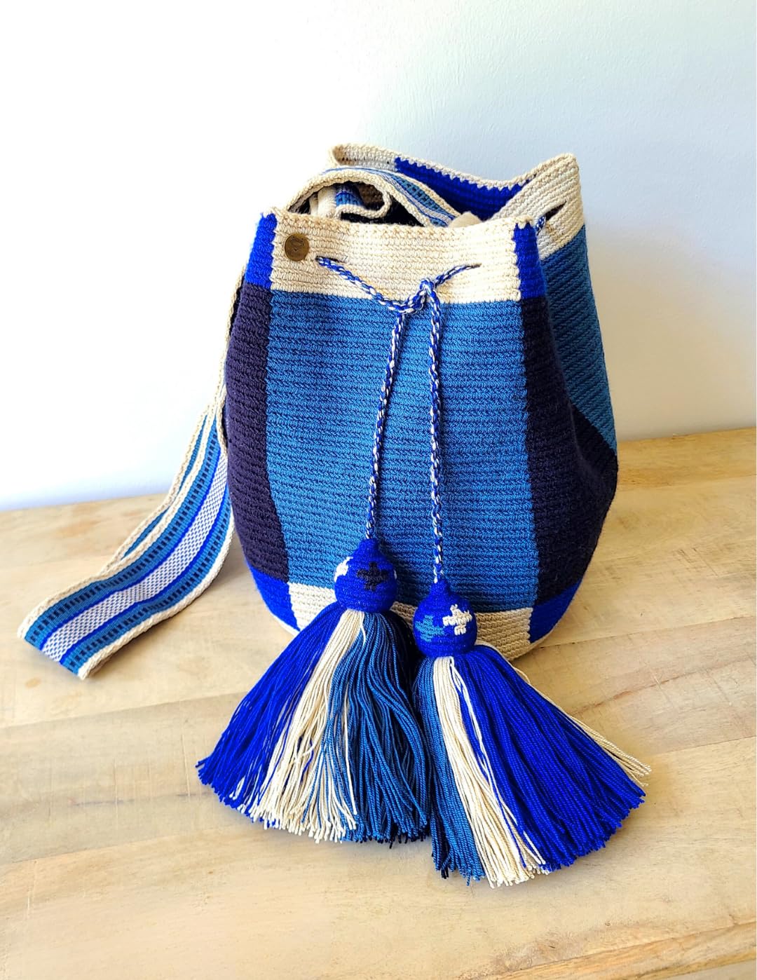 TERRA FUSION Bolso Wayuu hecho a mano | Bolsa de cubo lisa | Bolsa ética | Azul Rey, beige