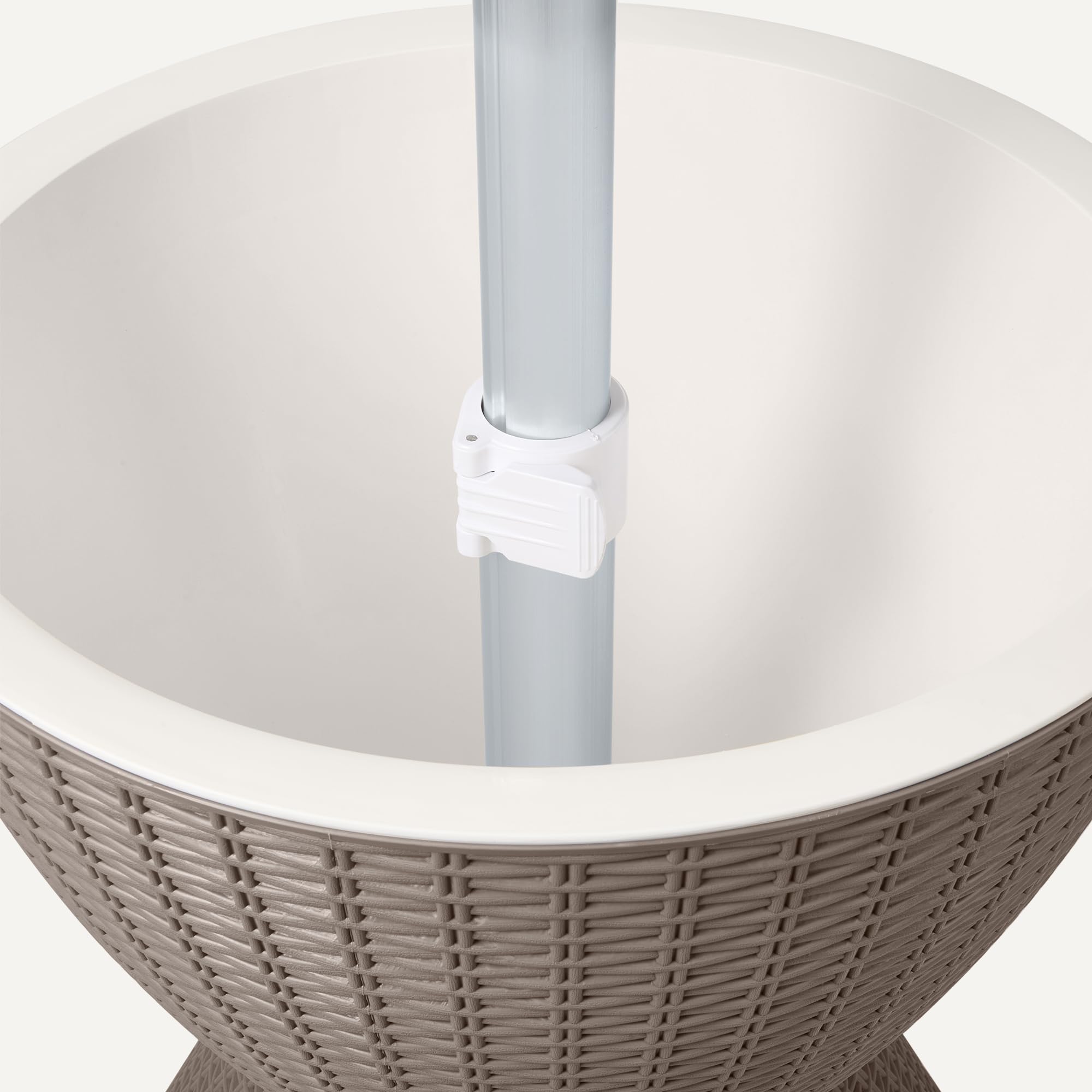 Amazon Basics Kühltisch Outdoor, Rattan-Bartisch mit 30,2l Kühlfach, Integriertes Abflussloch, 48cm x 48cm x 57–82cm, Braun und Weiß