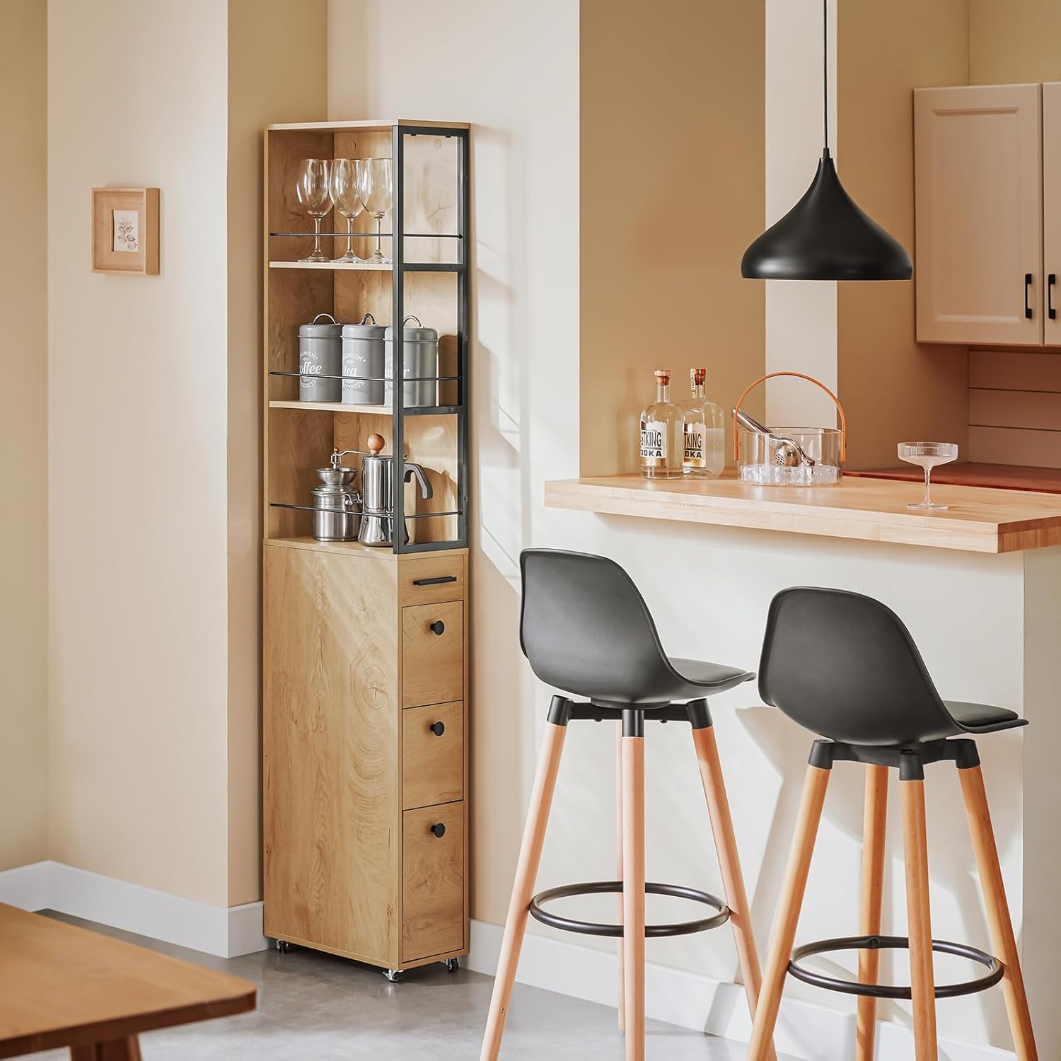SoBuy NSR13 Corner Shelf Stand in a kitchen setting, showcasing jo dizainą ir saugojimo galimybes.