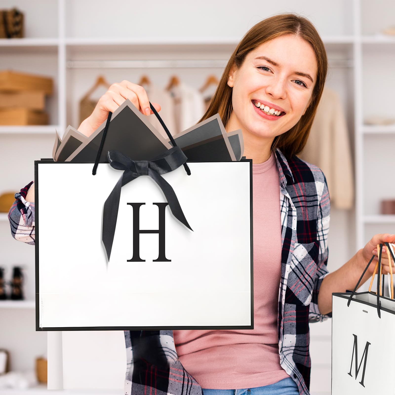 QLSKO Personalisiertes Geschenkbeutel-Set, monogrammierte Initiale, Karte, Umschlag, Aufkleber, Band, Seidenpapier (Weiß, H-Medium)