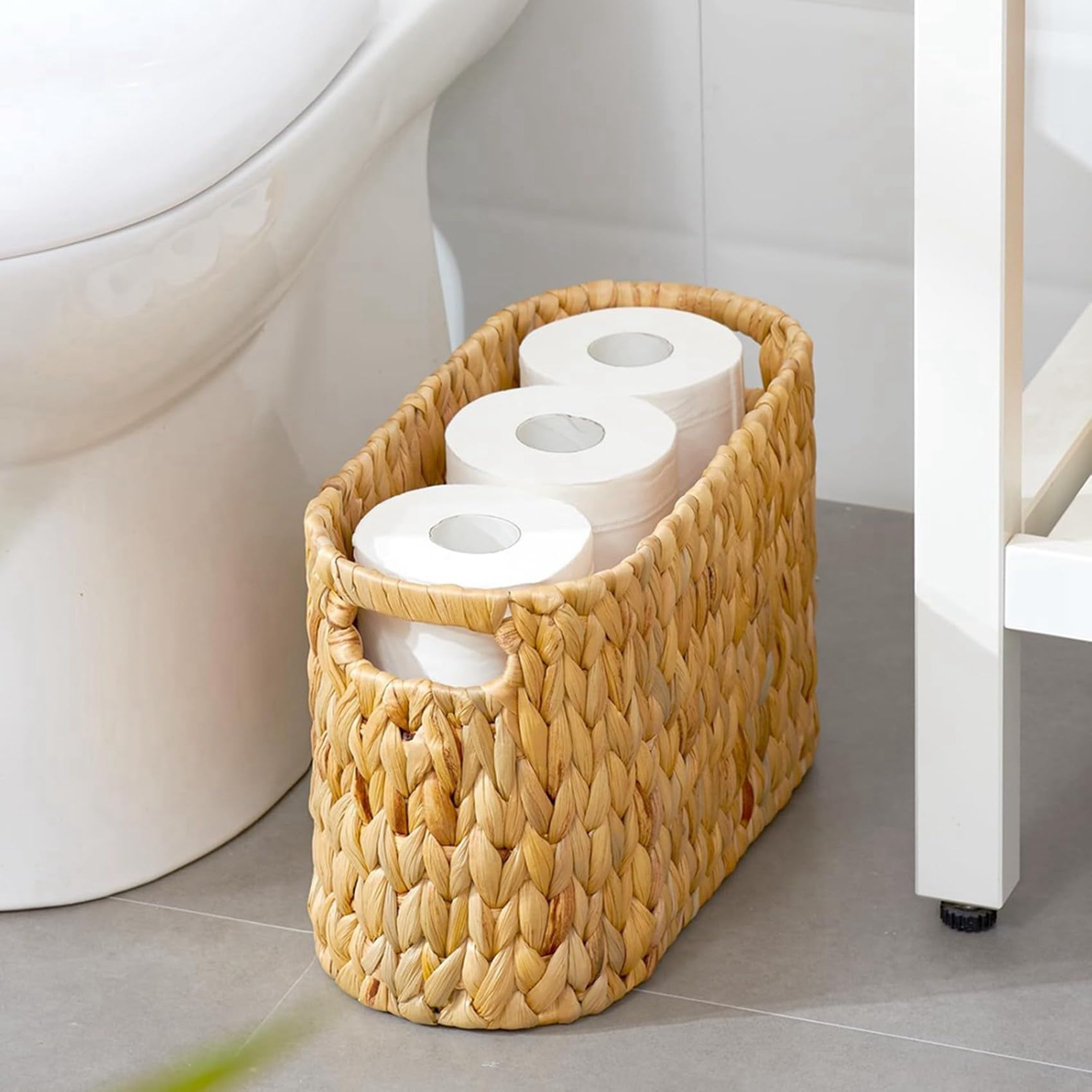Toilettenpapier Aufbewahrungskorb Wasserhyazinthe 6 Rollen Zuhause | Der Aufbewahrungskorb aus Wasserhyazinthe fasst bis zu 6 Rollen, besitzt stabile Griffe und verleiht dem Bad rustikale Wärme.