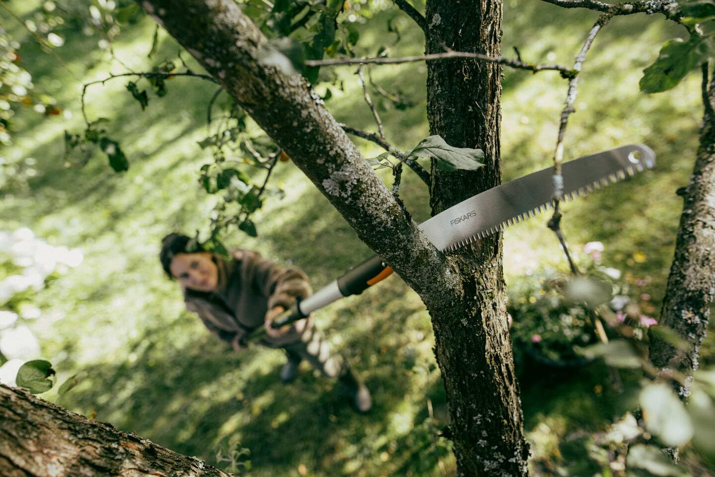 Fiskars OneClick Sierra de Jardín | Fácil cambio con un solo clic, también se puede utilizar como sierra de mano, negro/naranja, 1080691