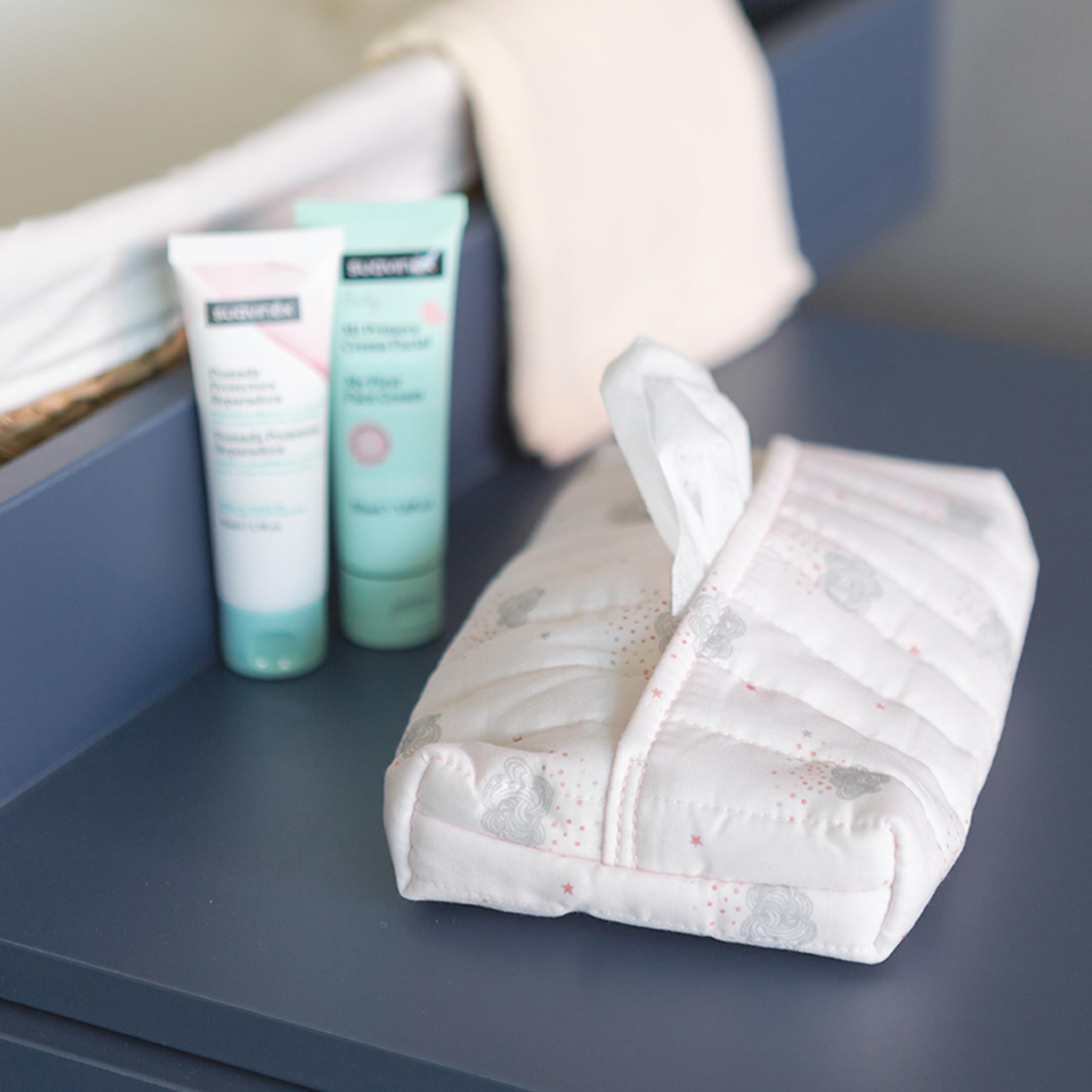 Suavinex, Regalo Bebé Recién Nacido, Canastilla Bebé con Porta Toallitas de Tela con: Crema del Pañal - Pomada Protectora Reparadora + Crema Facial + Toallitas Dermohidratantes, Rosa