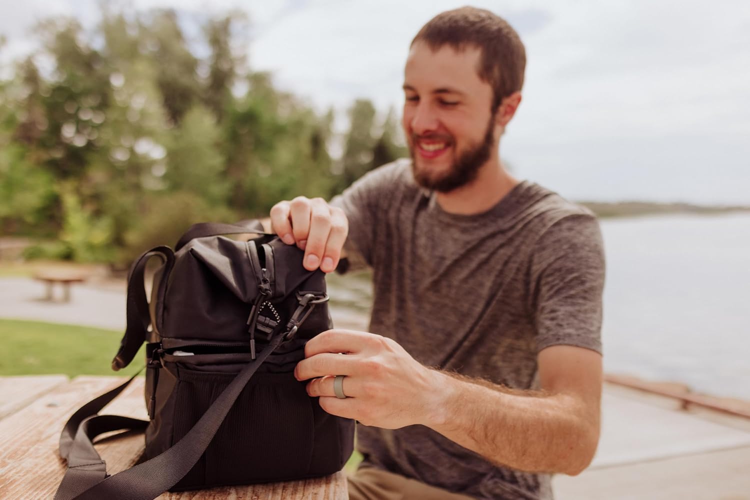 PICNIC TIME NCAA Oklahoma Sooners Tarana Lunch Bag Cooler with Utensils Made from Recycled Material, Lunch Box with Picnic Set, Upcycled Lunch Cooler Bag, (Carbon Black)