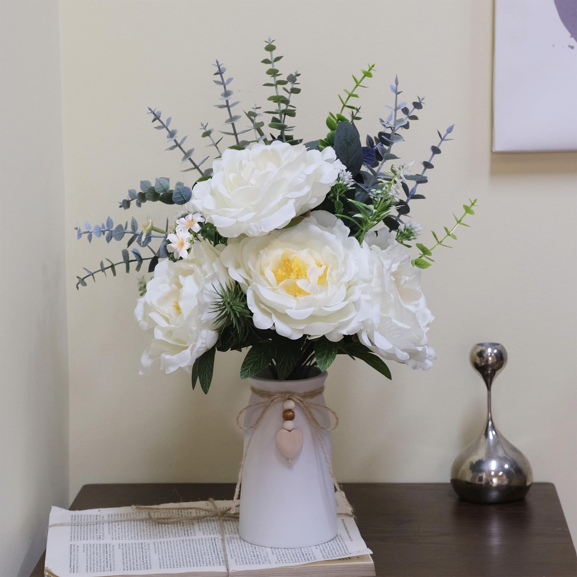 Composizione di peonie artificiali in vaso di ceramica, 40,6 cm, fiori di dalia finta con steli di eucalipto e foglie decorative, vaso con corda di iuta e ciondolo a forma di cuore, centrotavola per
