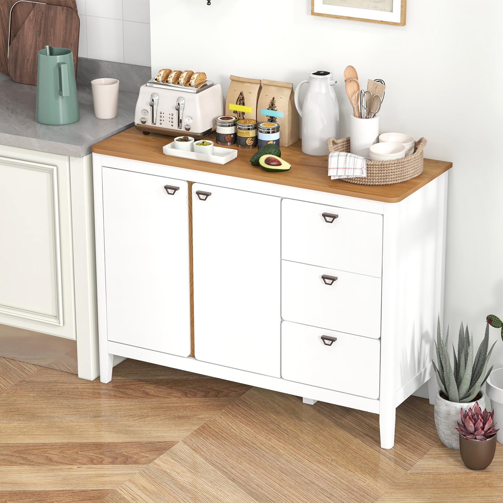 GIANTEX Aparador de Cocina de Madera, Armario de Almacenamiento con Estante Ajustable y 3 Cajones, Mueble Auxiliar con Kit Antivuelco y 2 Puertas, para Comedor, Salón, Natural+Blanco