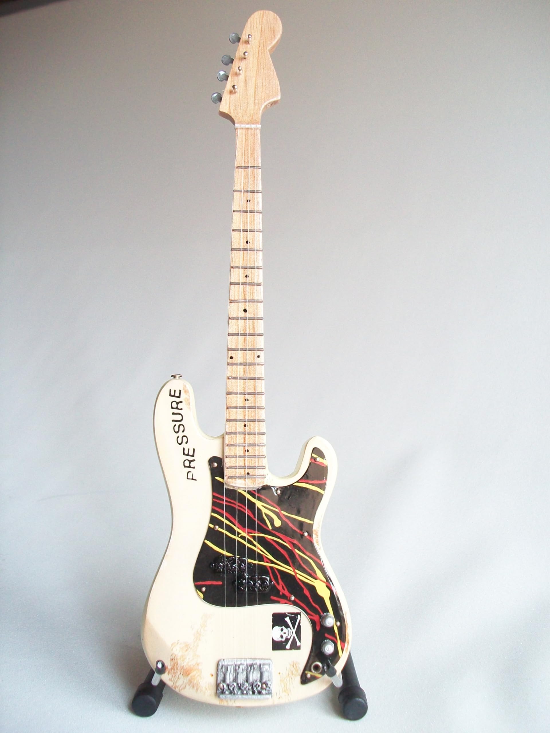 Guitare Basse Miniature de Collection Paul Simonon - Les Beatles, Paul McCartney, John Lennon, RIngo Starr, George Harrison Guitare Basse Miniature de Collection Paul Simonon