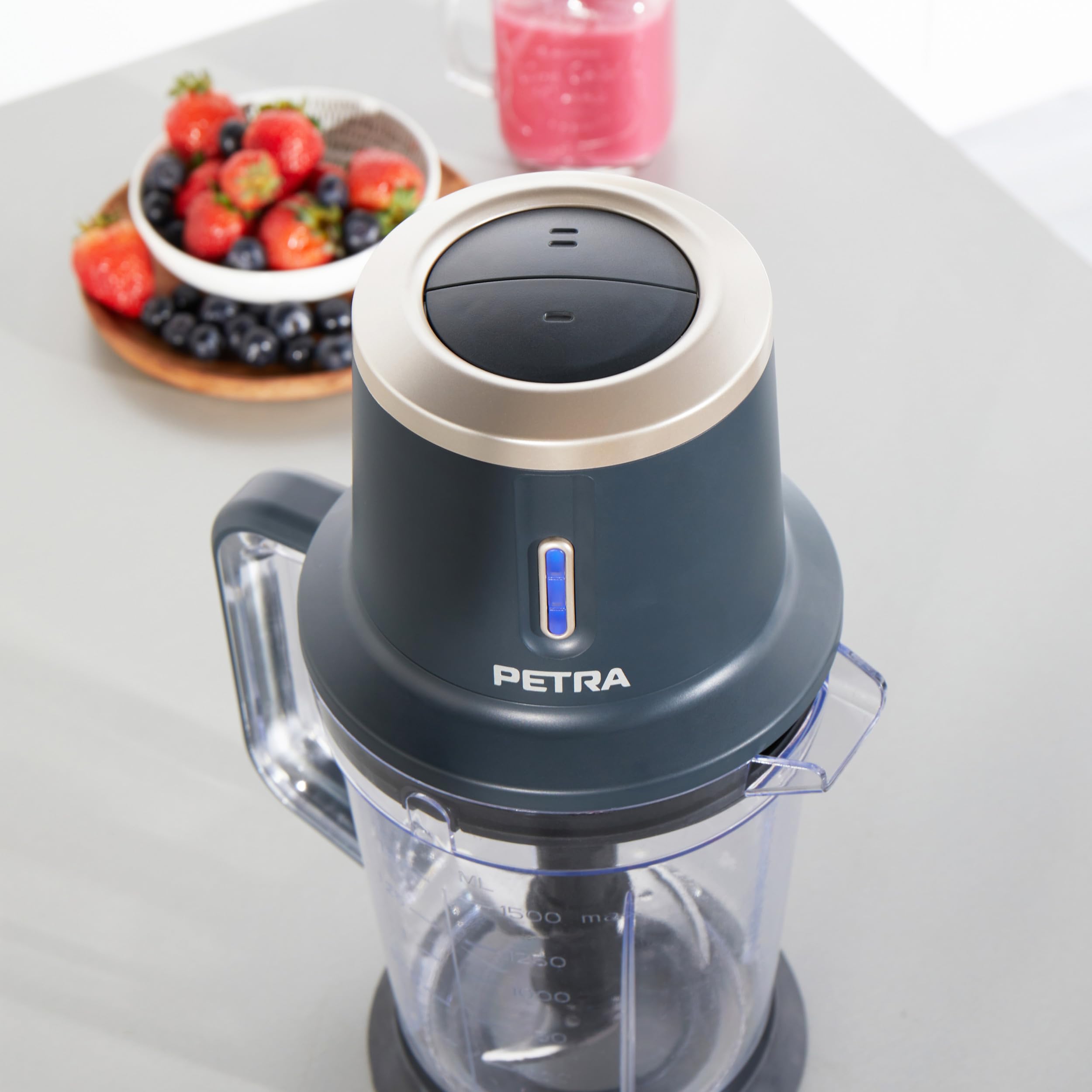 Batidora inalámbrica con jarra Petra PT5393BGRYVDE, recargable, 10,8 V, 2 velocidades, jarra de 1,5 l y tapa sin BPA, cuchilla de acero inoxidable, base antideslizante, indicador LED, ml/l/tazas/oz