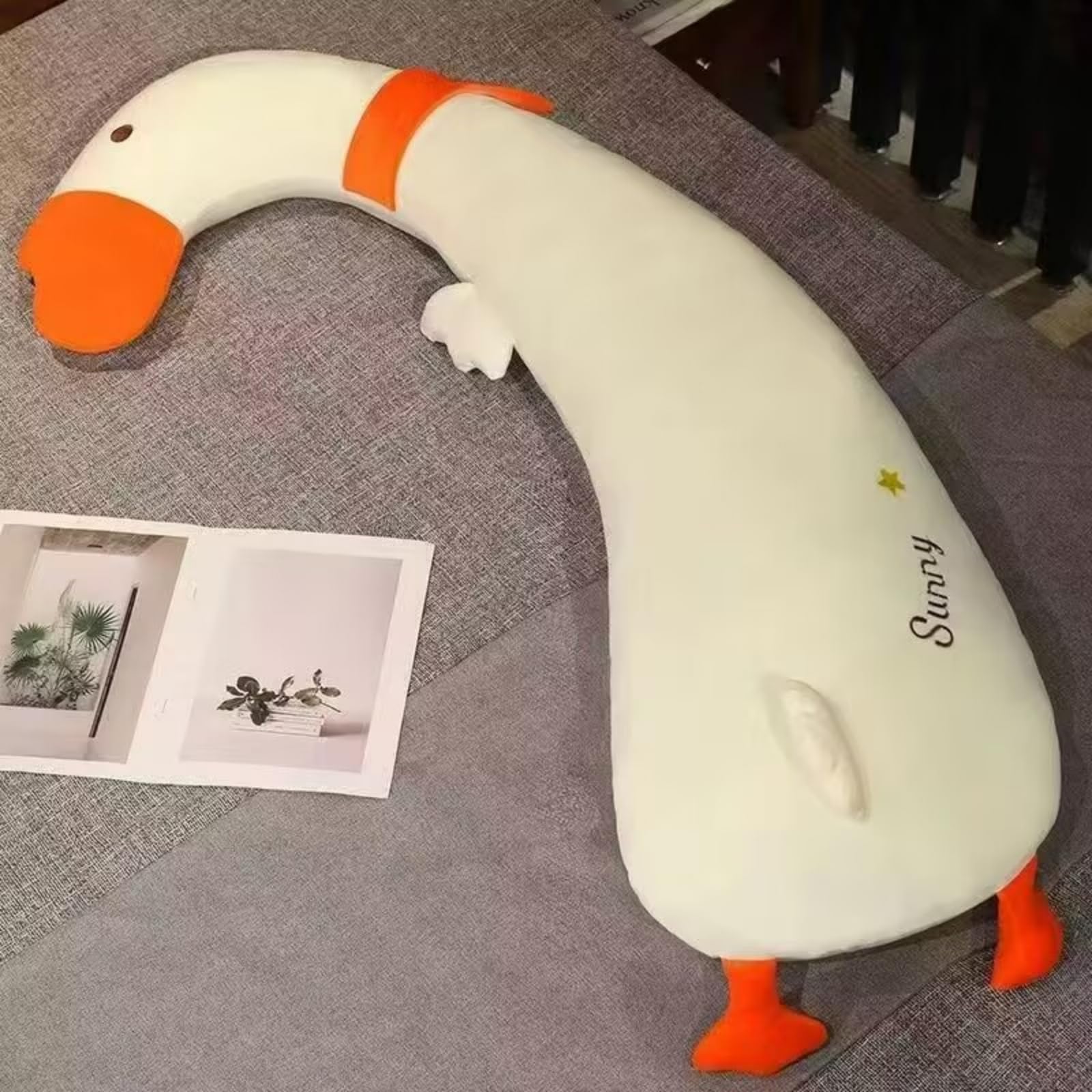 AMOSIJOY Riesen Gans Kuscheltier 100-160cm, Langes Seitenschläferkissen Plüschtier, Kawaii Körperkissen Schlafkissen, Weiches Ente Stofftier Sofa Deko, Geschenk für Mädchen Erwachsene (B,130cm)