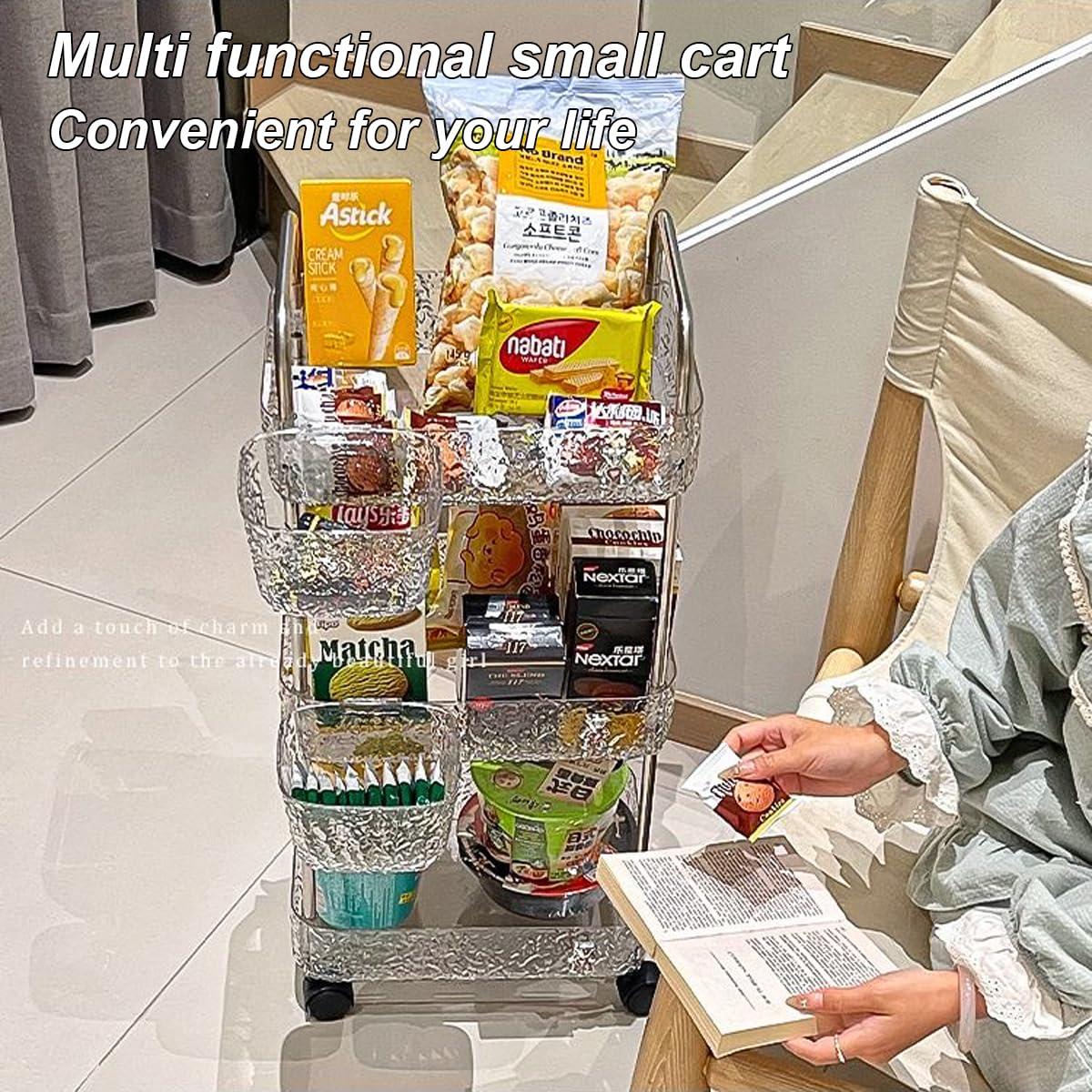 Carrito transparente de tres niveles, estantería de almacenamiento móvil, estantería para libros, estantería para aperitivos, con 2 cestas colgantes grandes, adecuado para sala de estar,