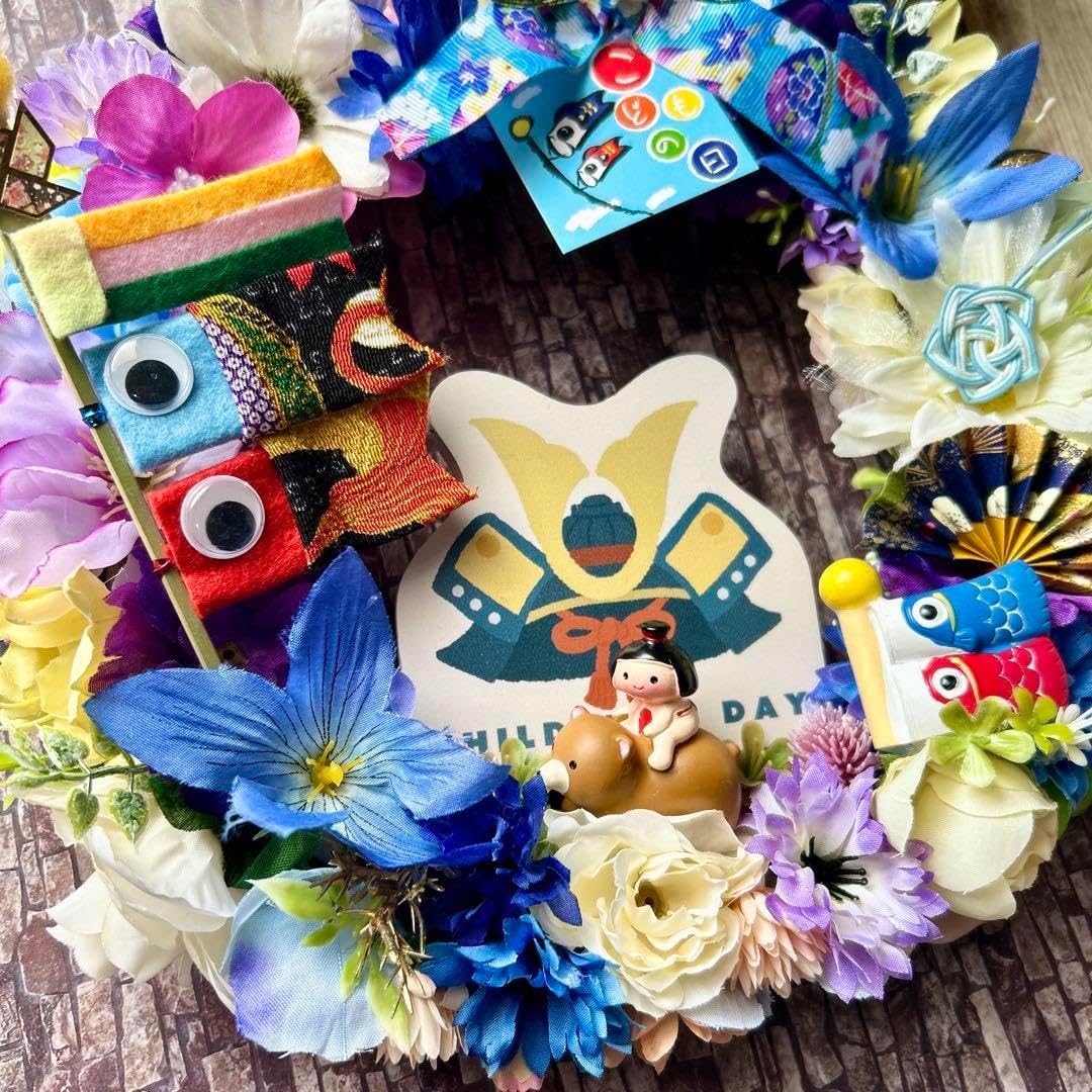 兜がメインの五月飾り🎏 小さめのケースに入りました💕 . お雛様が  