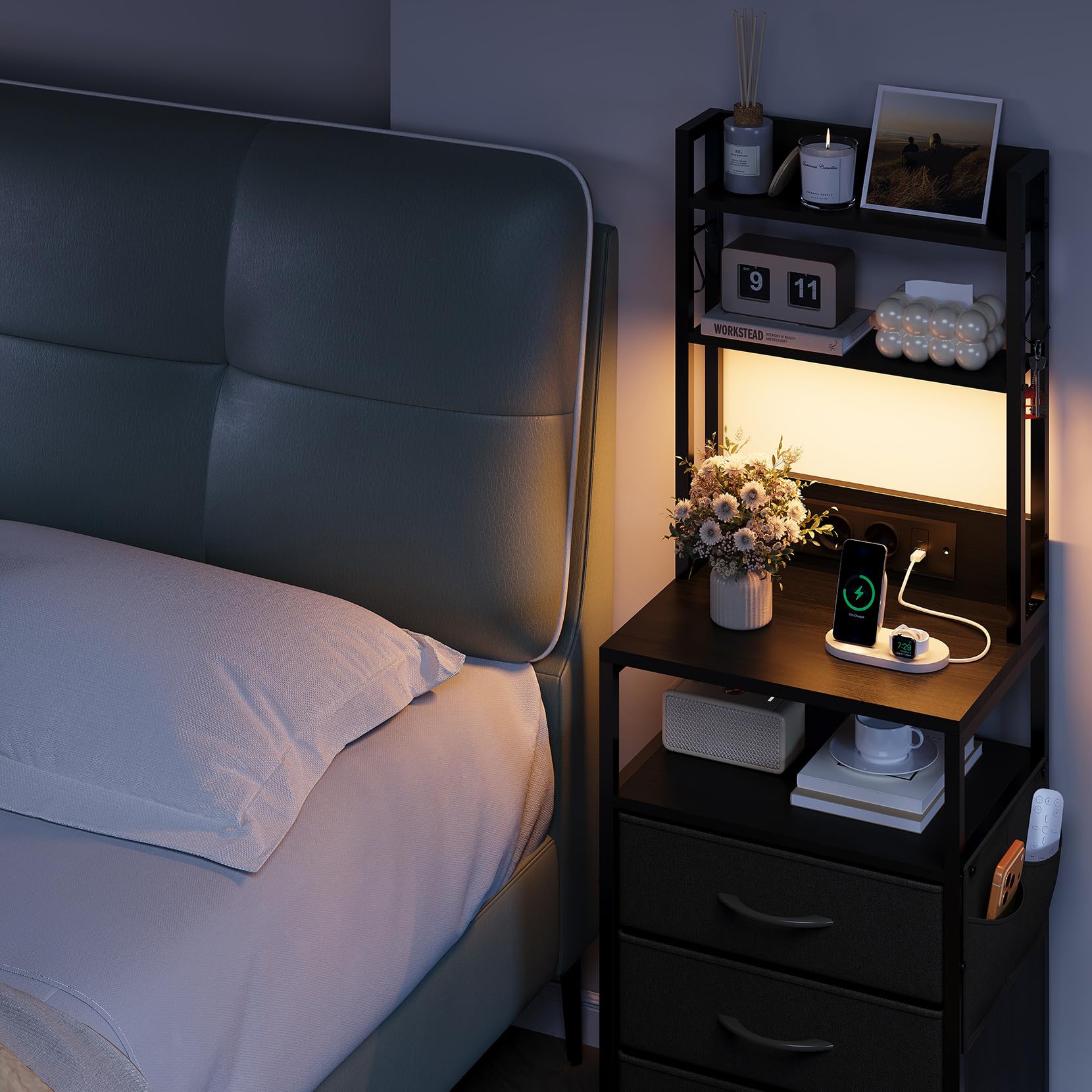 Nachttisch mit Ladefunktion & LED, Beistelltisch mit 3 Stoff-Schubladen, Nachtschrank mit Bücherregal, Offenes Fach, 2 AC, 1 USB & 1 Typ C Anschlüssen, für Schlafzimmer, Wohnzimmer, Büro(Schwarz)