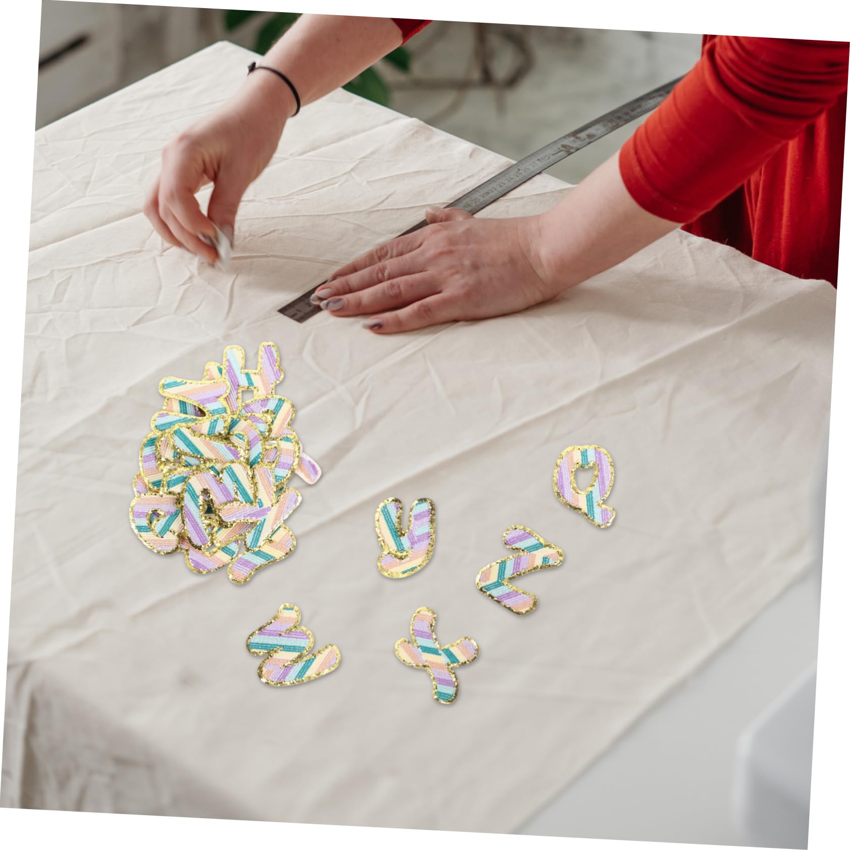HOMSFOU 4 Set Toppe Adesive Ricamate Alfabeto Per Decorare Abbigliamento E Scarpe Per Fai Da Te E Riparazioni Colorate E Versatili Stimola La Creatività E 26 Pezzi*4