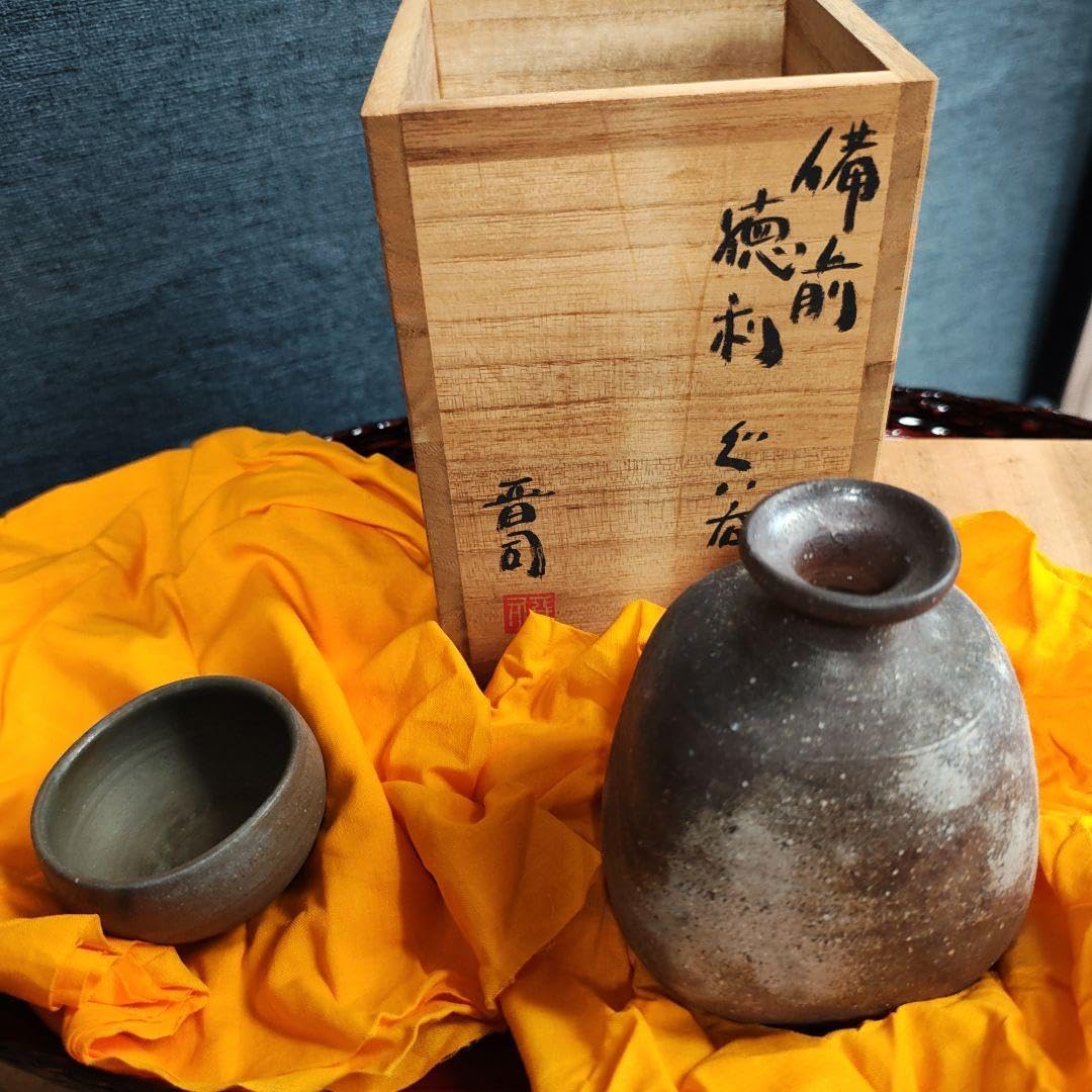 Japanese traditional sake bottle 徳利 椿秀窯
