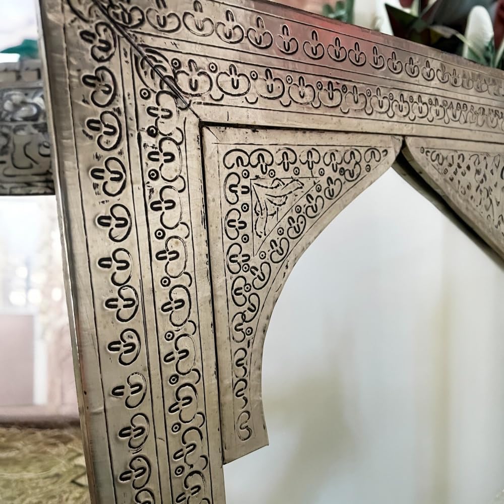 Specchio Marocchino Artigianale in Alpacca, Cornice Decorativa con Motivi Geometrici, Stile Arabo, da Parete o Appoggio, argentato 35xh50 cm