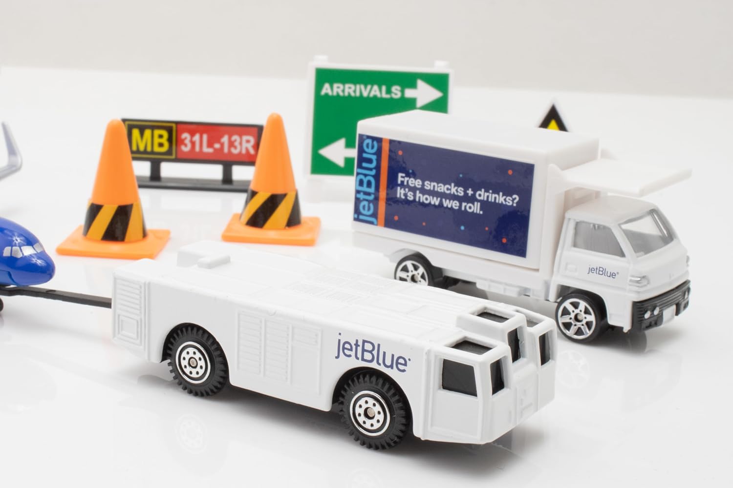 Daron 12-Piece jetBlue A321 Balloons Livery Airport Die-Cast Metal and Plastic Airplane, Vehicles, and Accessories Playset Toy and Collectible, for Age 3+