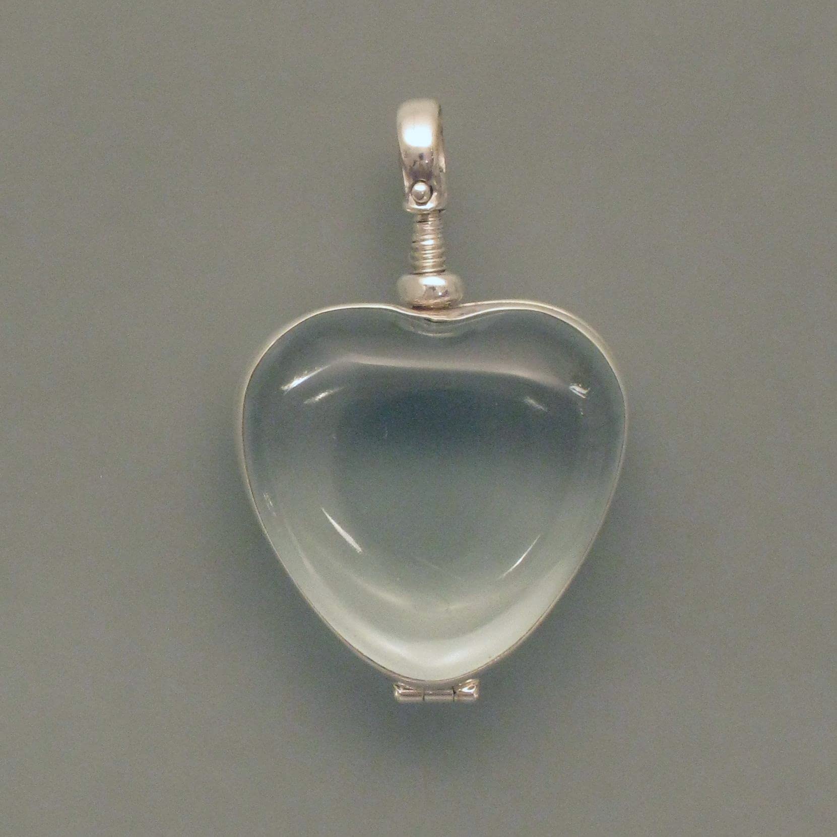 Herzförmiges Glas-Medaillon, silbern