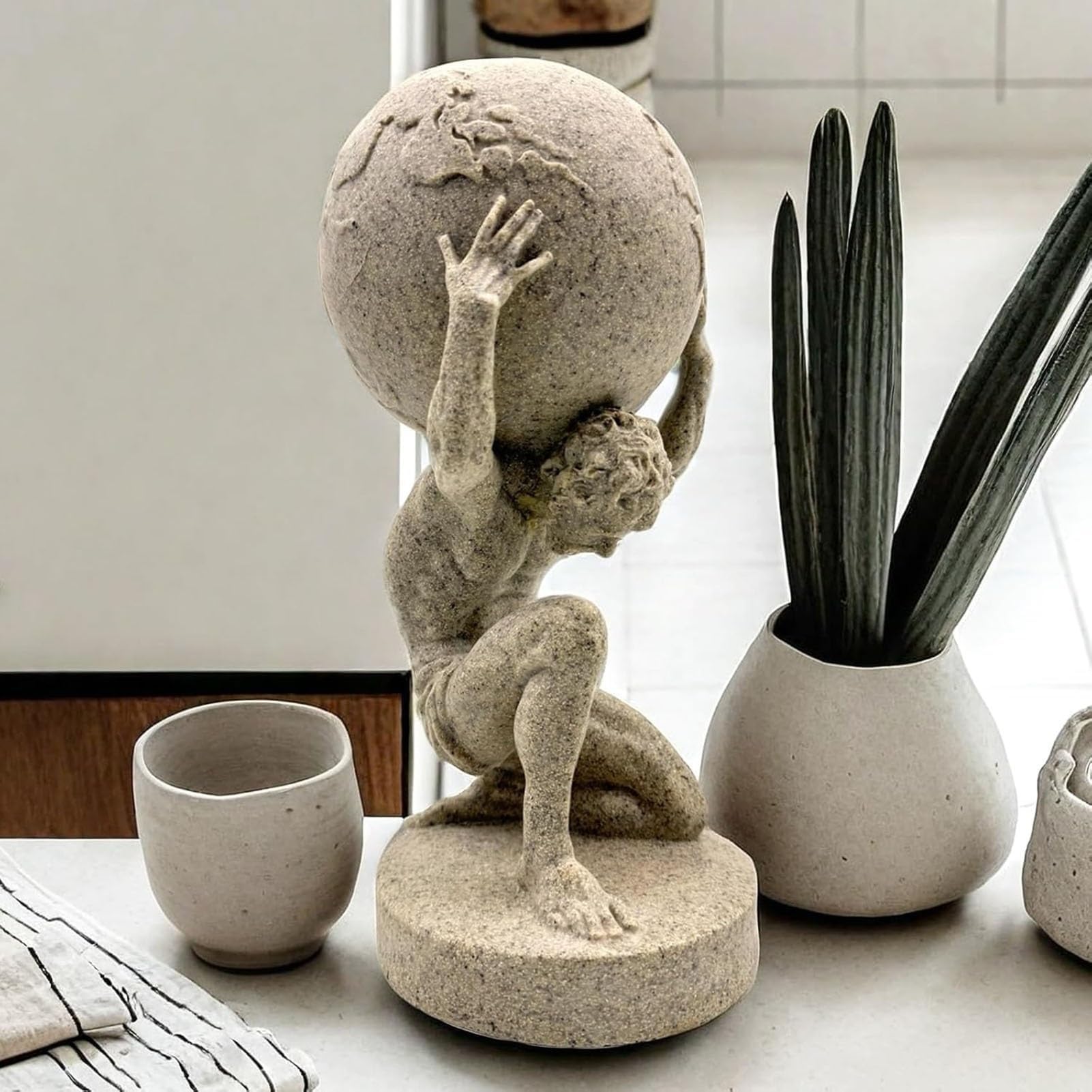 Dekoracja artystyczna statuetka rzeźba - figurka dekoracyjna na biurko, 25 cm grecki atlas trzymający rzeźbę świata, ozdoba na biurko śmieszne prezenty, abstrakcyjna figurka