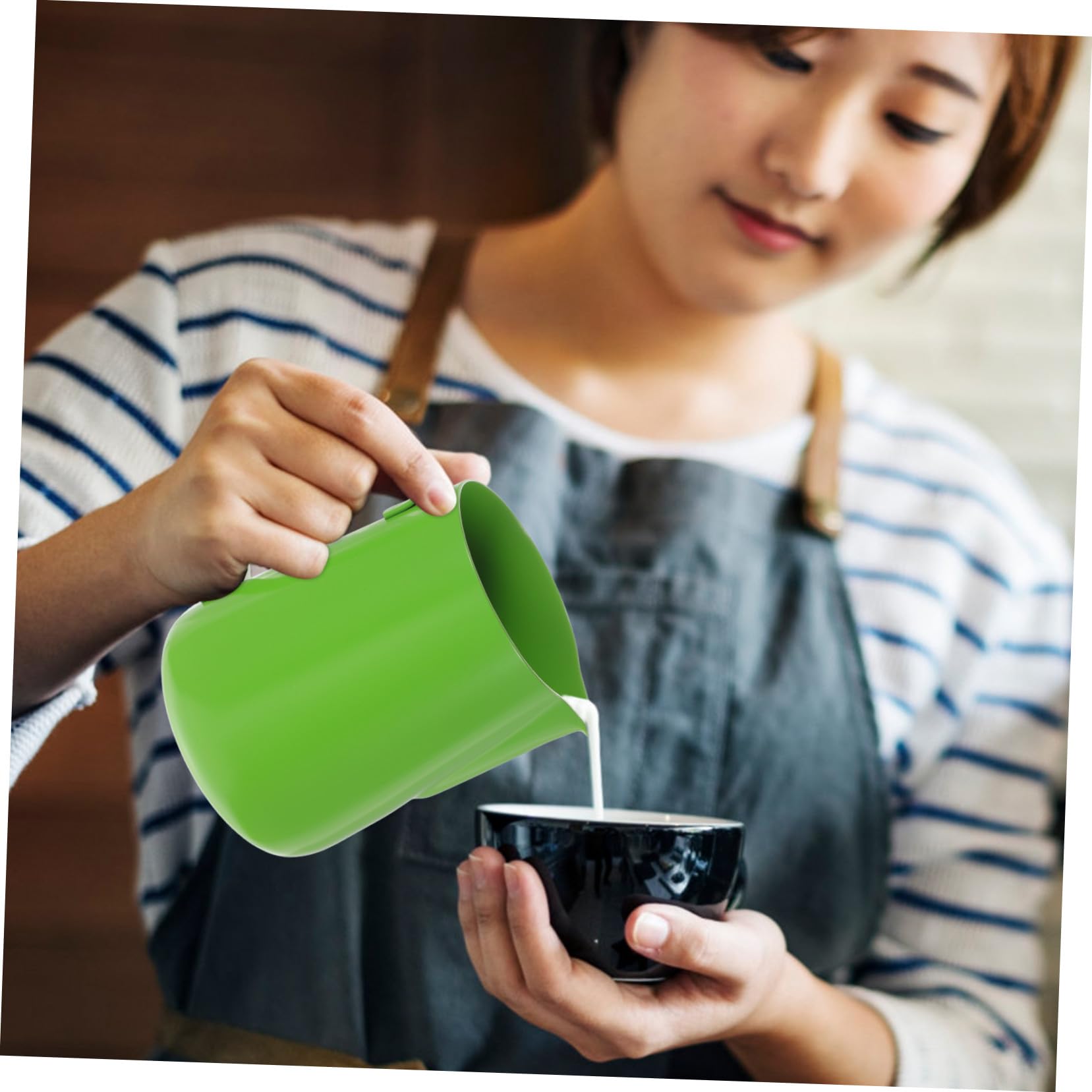 Jarra Espumadora de Leche de Acero Inoxidable con Diseño Antideslizante y Boquilla para Café Espresso Cappuccino y Arte Latte Color Verde Resistente y Fácil de Limpiar