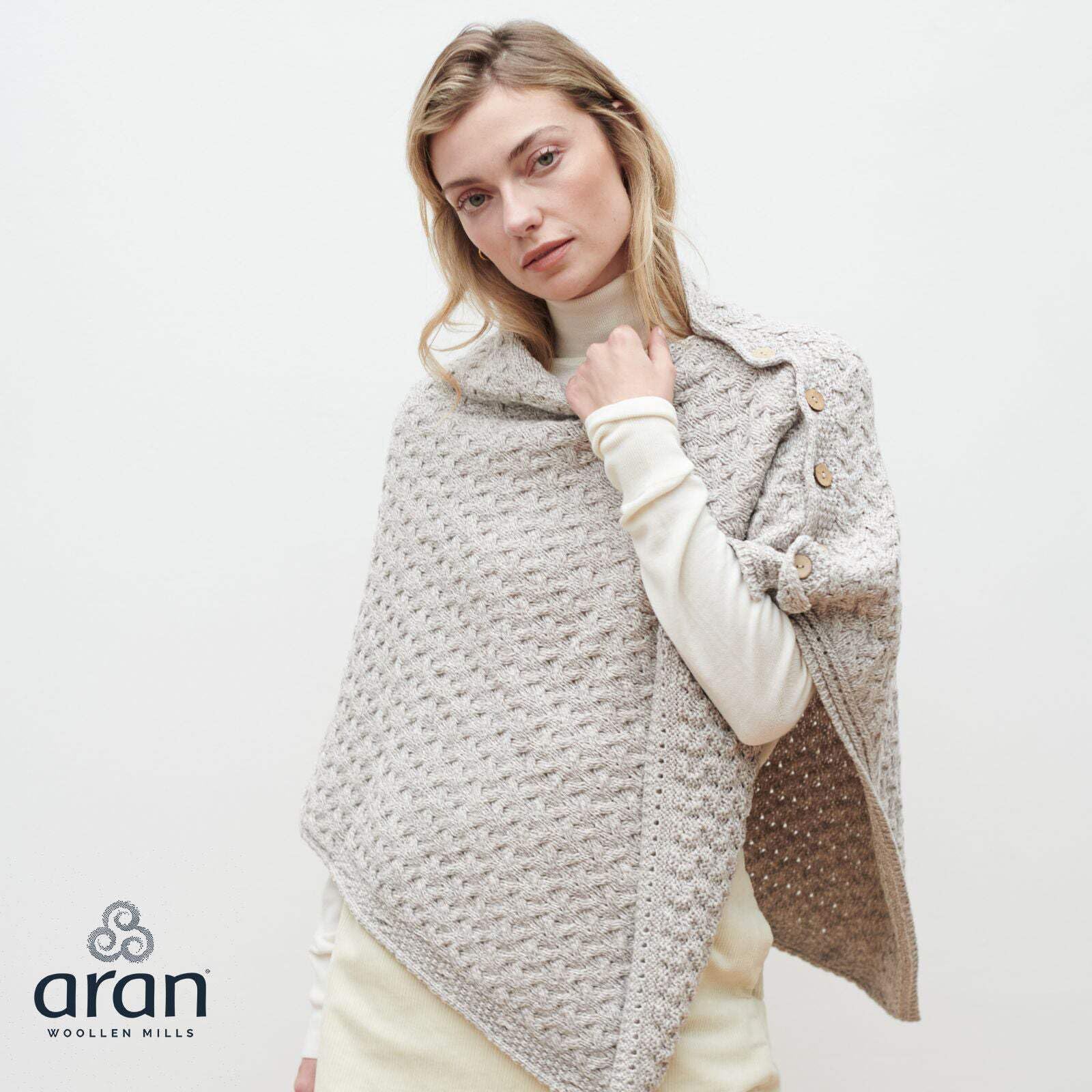 Aran Woollen Mills Capa irlandesa supersuave de lana merino abotonada
