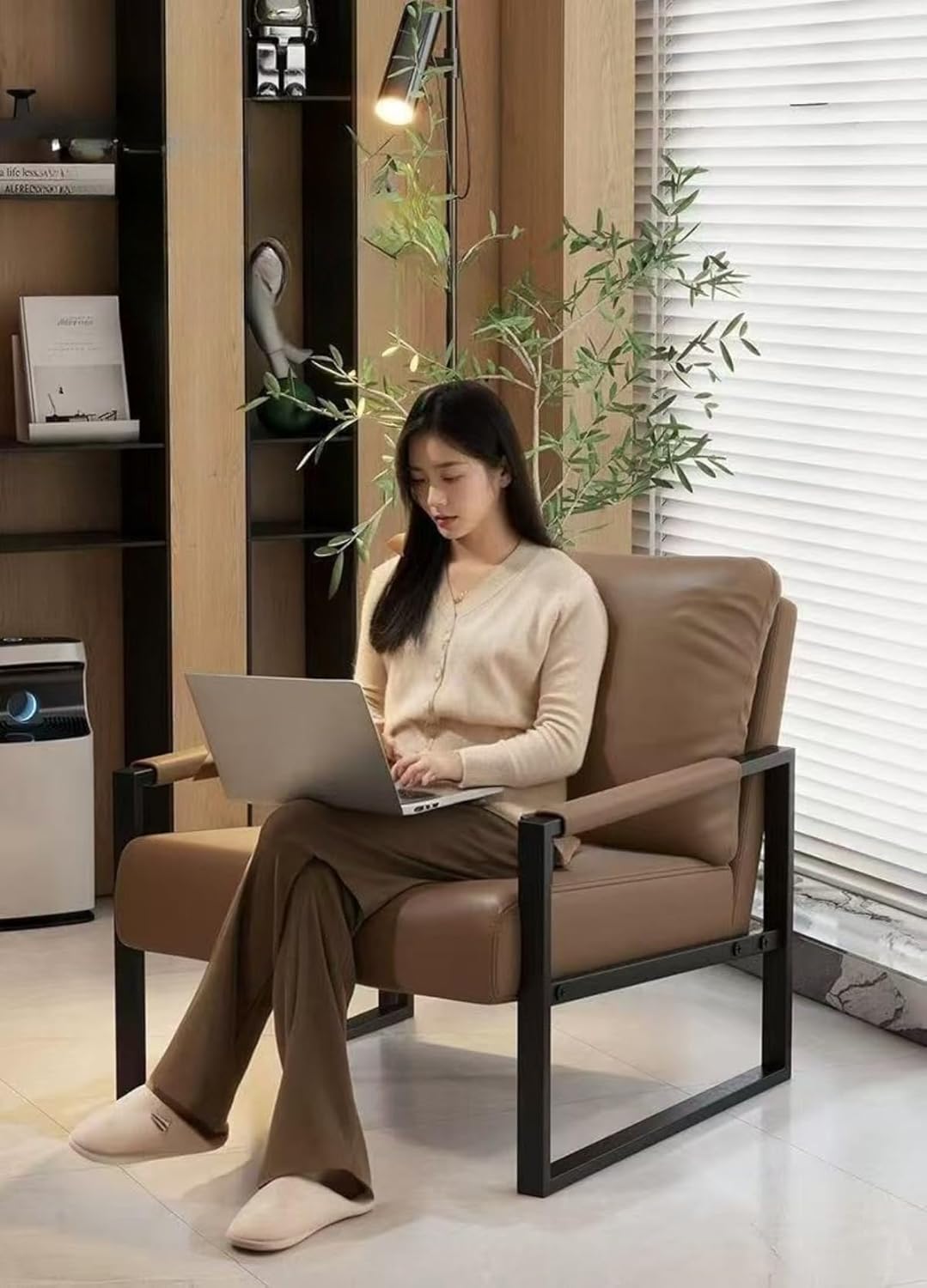 送料無料】 1人掛け ソファ モティ 天然木 木製 肘付き 布張り ファブリック コンパクト 椅子 チェア ソファー リビング ダイニング シンプル  北欧風 ナチュラル 幅610×奥行660×高さ720mmの通販 ｜ オフィス家具通販の【オフィスコム】 【Woxiro】ソファー 1 人掛け イス ひじ掛け付き座椅子 オフィスチェア ダイニングチェア 布製 機能的な布地 コンパクト 背