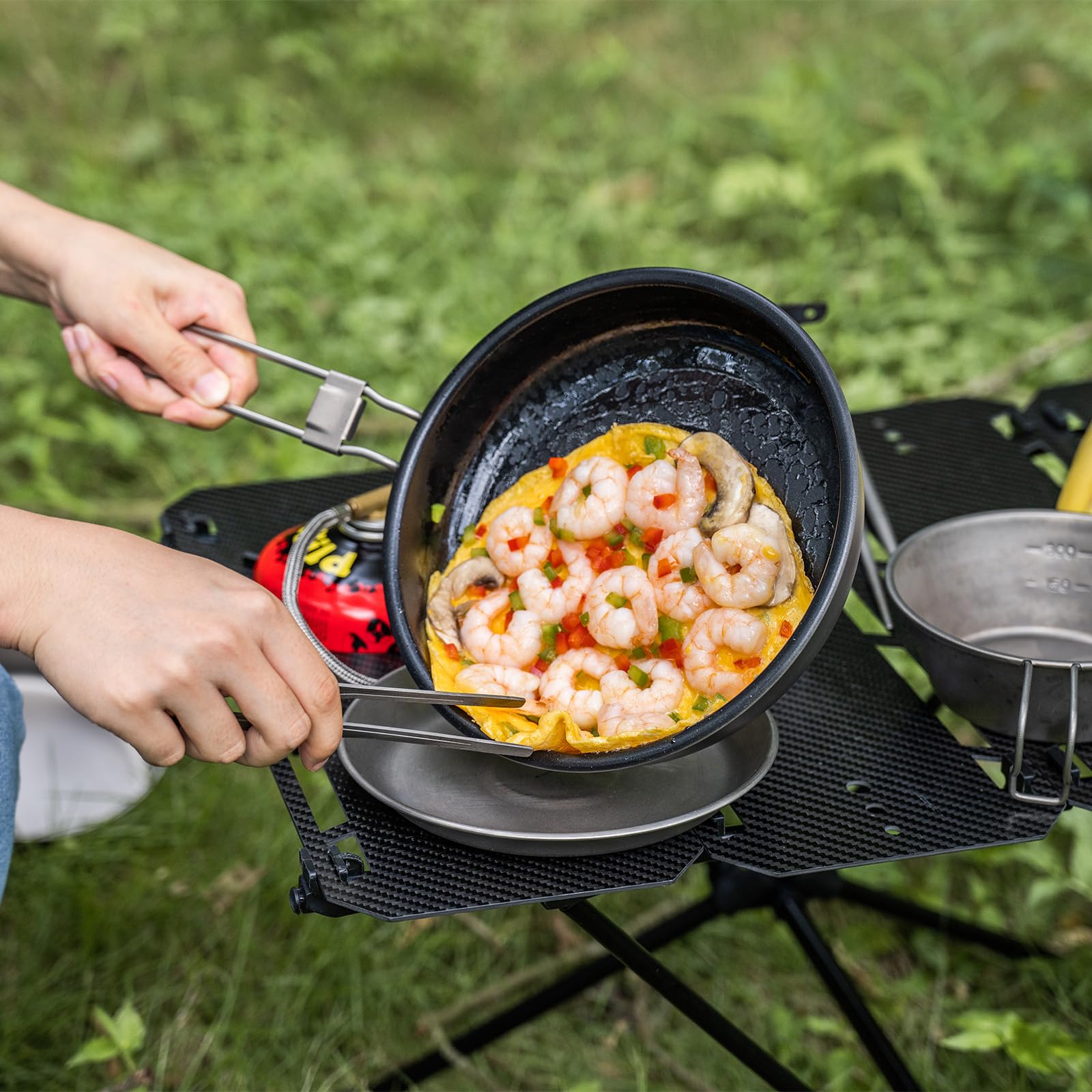 iBasingo 22 cm Camping Bratpfanne 1500ml Titan Antihaft Pfanne mit Klappgriff Tragbar Leichtes Kleine Teller Griddle Wandern Skillet Outdoor Backpacking Kochgeschirr für Gebratenes Ei Steak Ti2070C