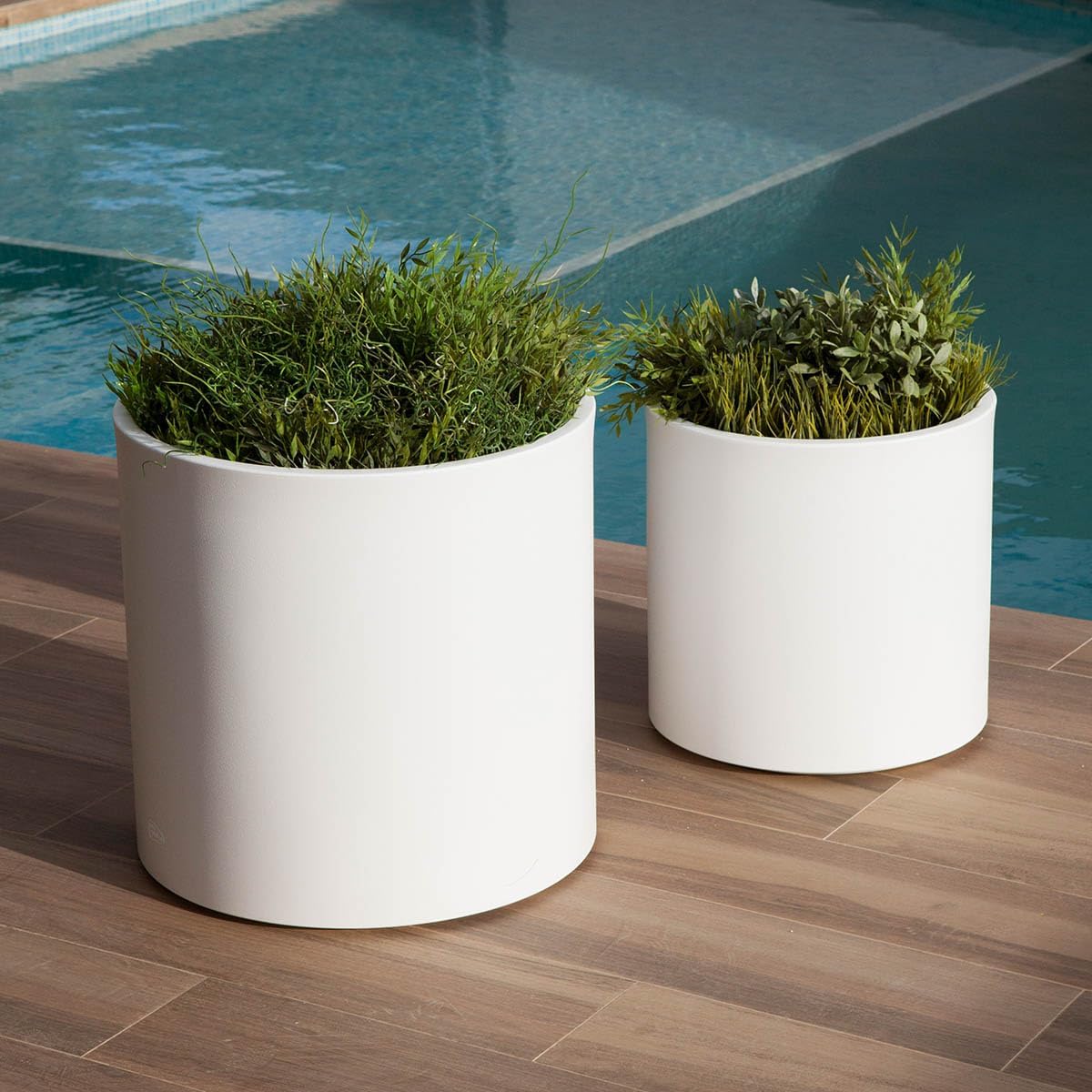 newgarden - Round White Hydrangea Planter Ø11.81 × 11.81 in Decorative for Indoor and Outdoor Very Resistant to UV Rays, Large Pot for Flowers and Plants Made of Polyethylene in Spain, 19 qt
