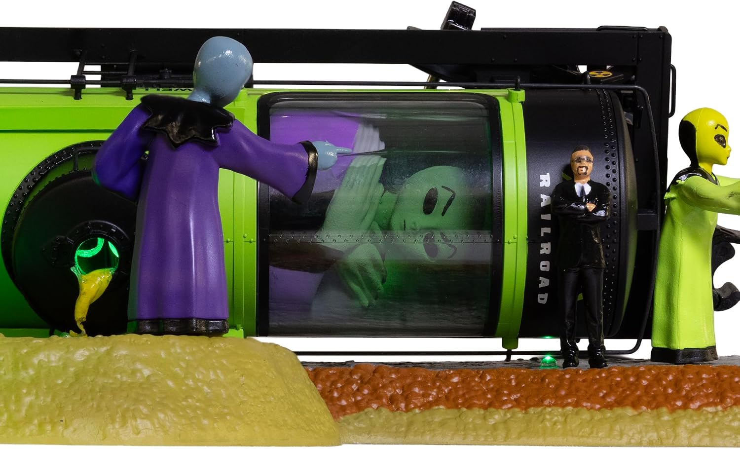 Lionel Area 51 Plug-Expand-Play O Gauge Train Accessory – Tank Car Accident Scene with LEDs, Alien Figure, Flatcar Display, Compatible with FasTrack, Age 14+