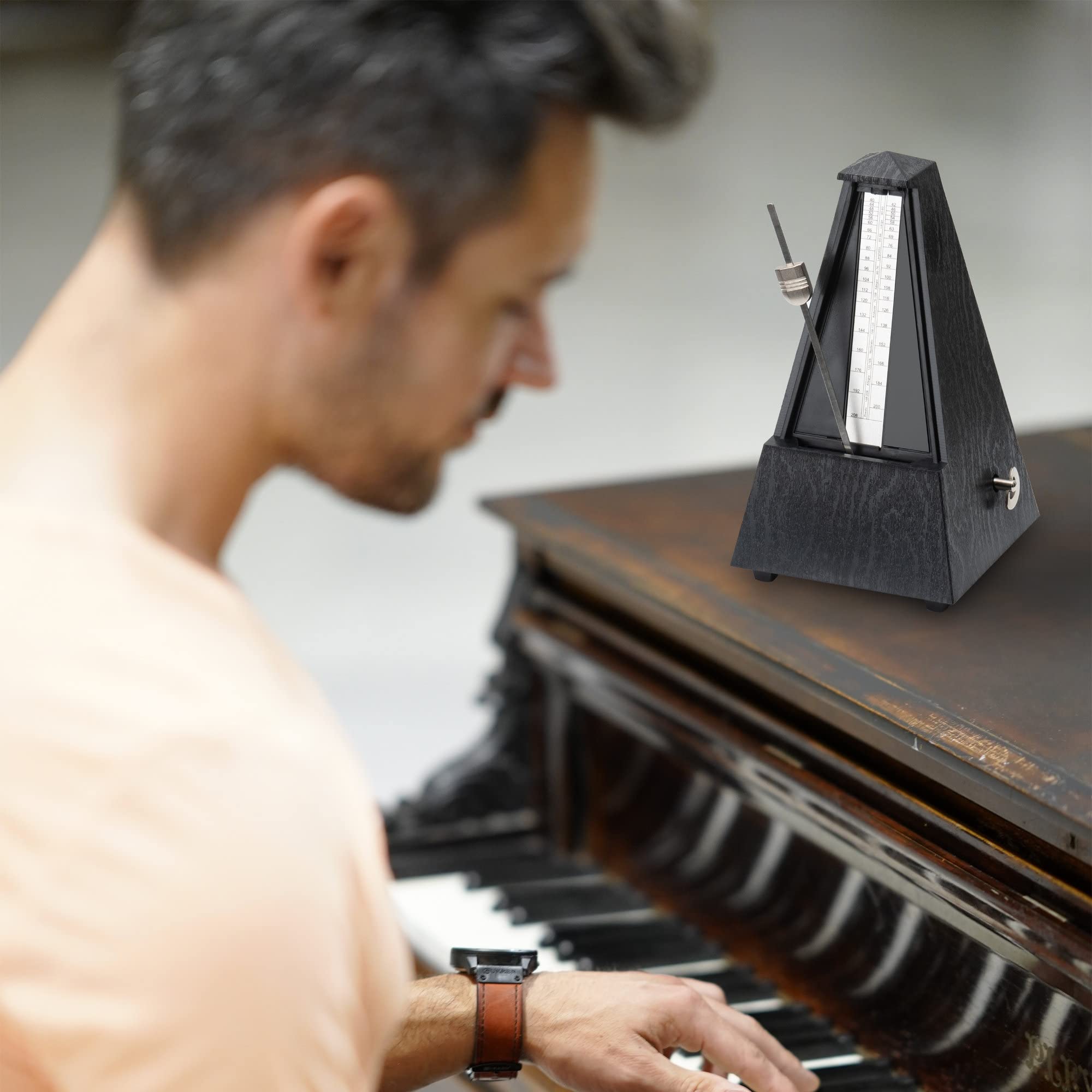 M-03G Metronom Mechanischer Taktgeber Pyramidenform 40-208 Schläge pro Minute 4 Taktarten Robustes Kunststoffgehäuse Schwarz Holzmaserung