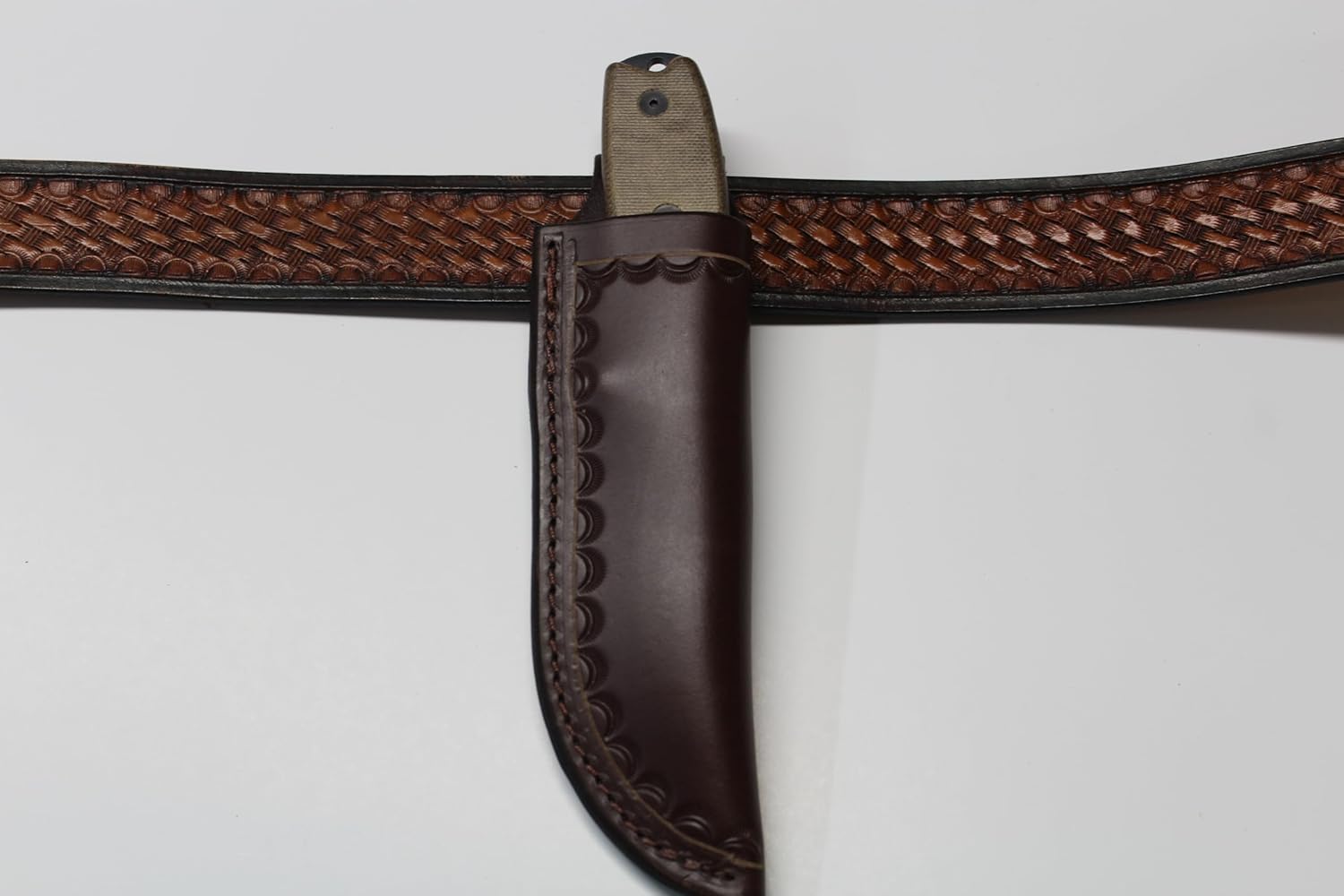 Right hand vertical leather knife sheath. made to fit a rat 3. Knife. And a 853 selKirk. And the rat 4 knife. Huh.