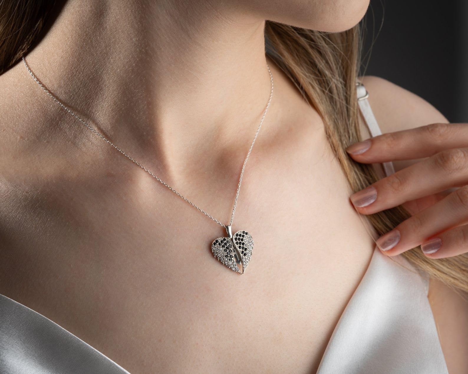 Personalizzato ali d'angelo collana con inciso nome, oro cuore su misura custode ciondolo, Design minimalista