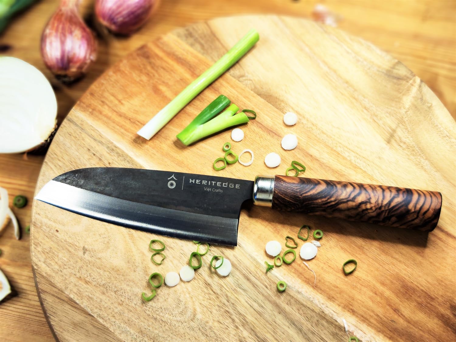 Handgefertigtes Küchenmesser – Hac Classic | Handgeschmiedet in traditioneller Schmiede in Vietnam | Carbonstahl 60–61 HRC | Tamarindenholz
