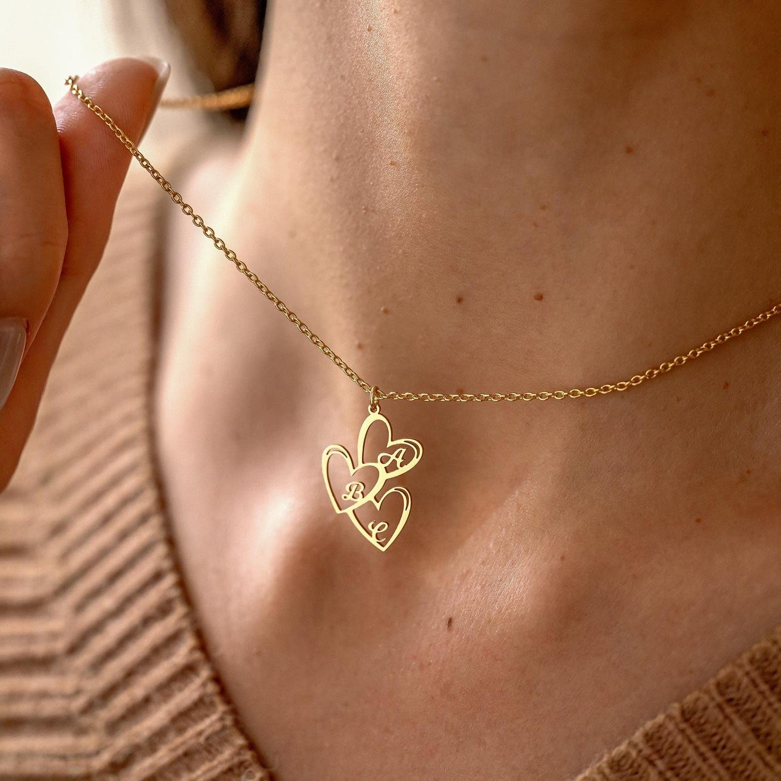 Delicato famiglia iniziale cuori collana, personalizzato multiplo cuore ciondolo collana, oro cuore nome per lei, Natale per mamma