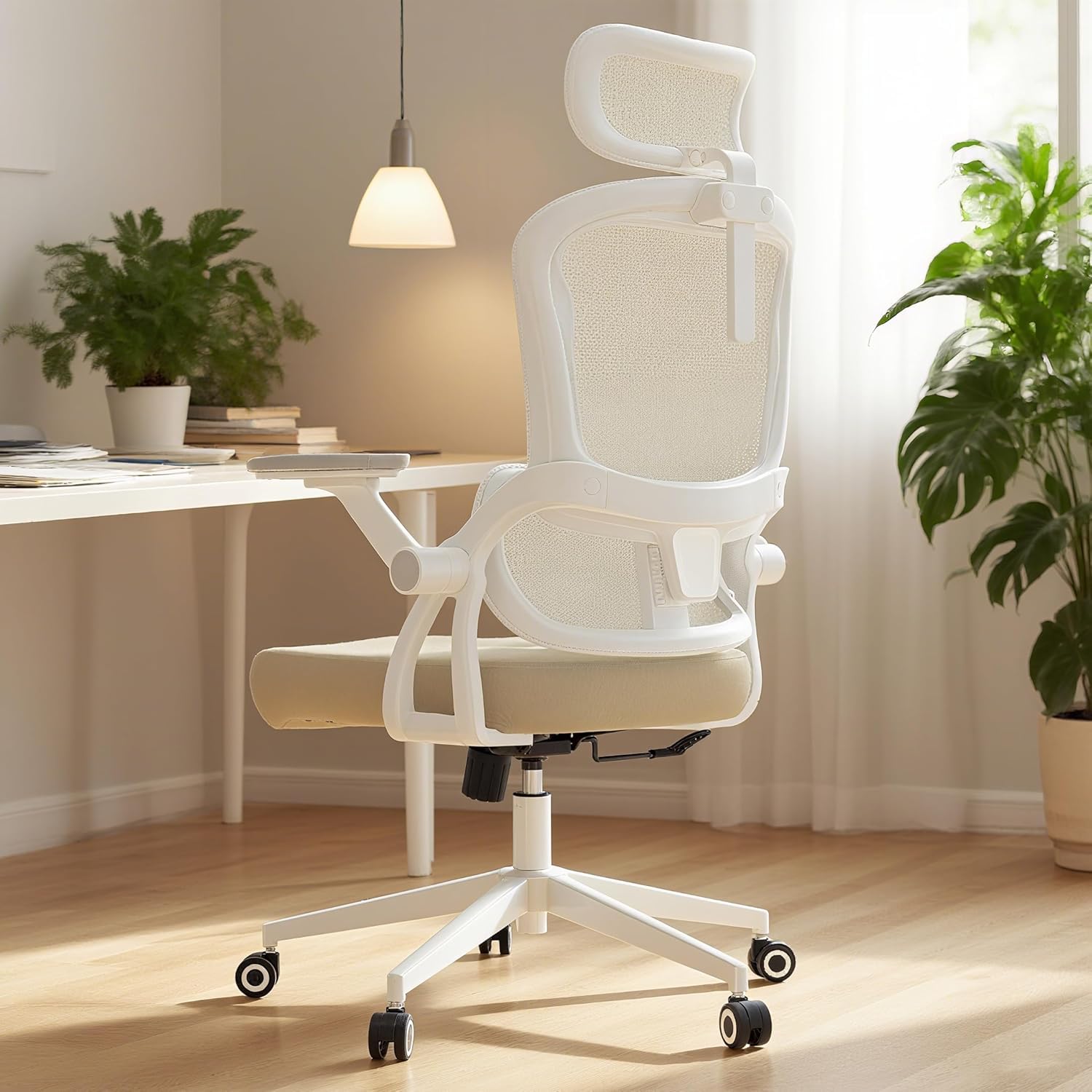 Monhey Sedia da ufficio ergonomica, regolabile in altezza, girevole, con braccioli pieghevoli, rete traspirante, poggiatesta regolabile e supporto lombare intelligente, per casa e ufficio, beige