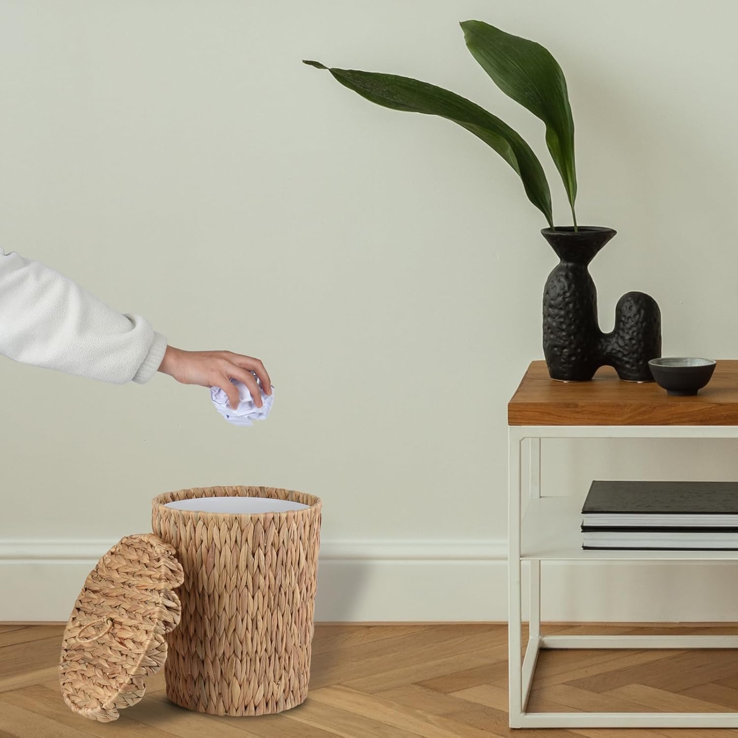 2.6 Gallon Wicker Trash Can with Scalloped Edge Lid, Wicker Waste Basket with Removable Plastic Liner for Bathroom, Bedroom, Office, Home