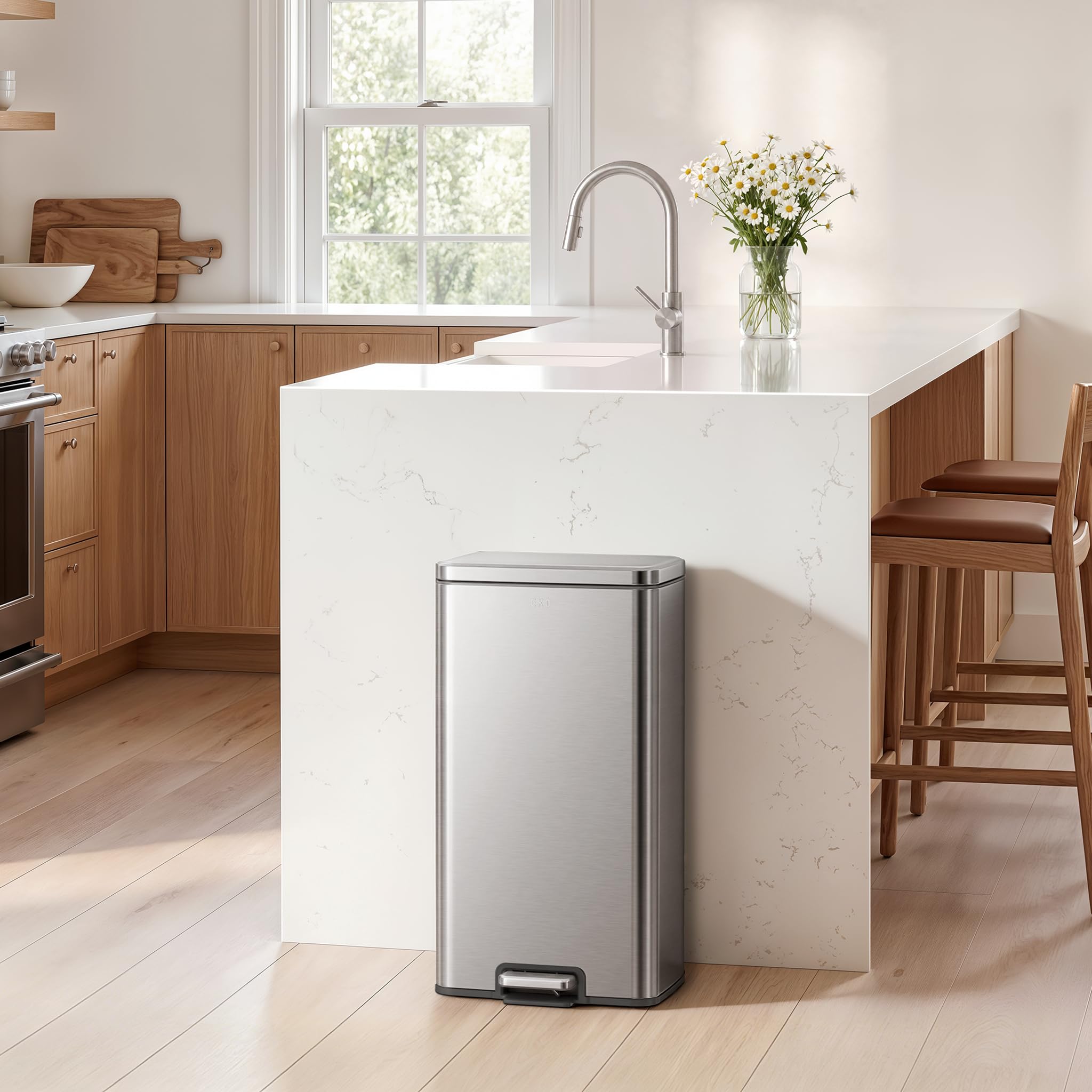 EKO Madison Mülleimer Küche 30L, Abfalleimer mit Pedal aus Fingerabdruckfreiem Edelstahl, Soft-Close Deckel & Inneneimer, Rechteckiger Kompakter Tretmülleimer mit Elegantem Robustem Design